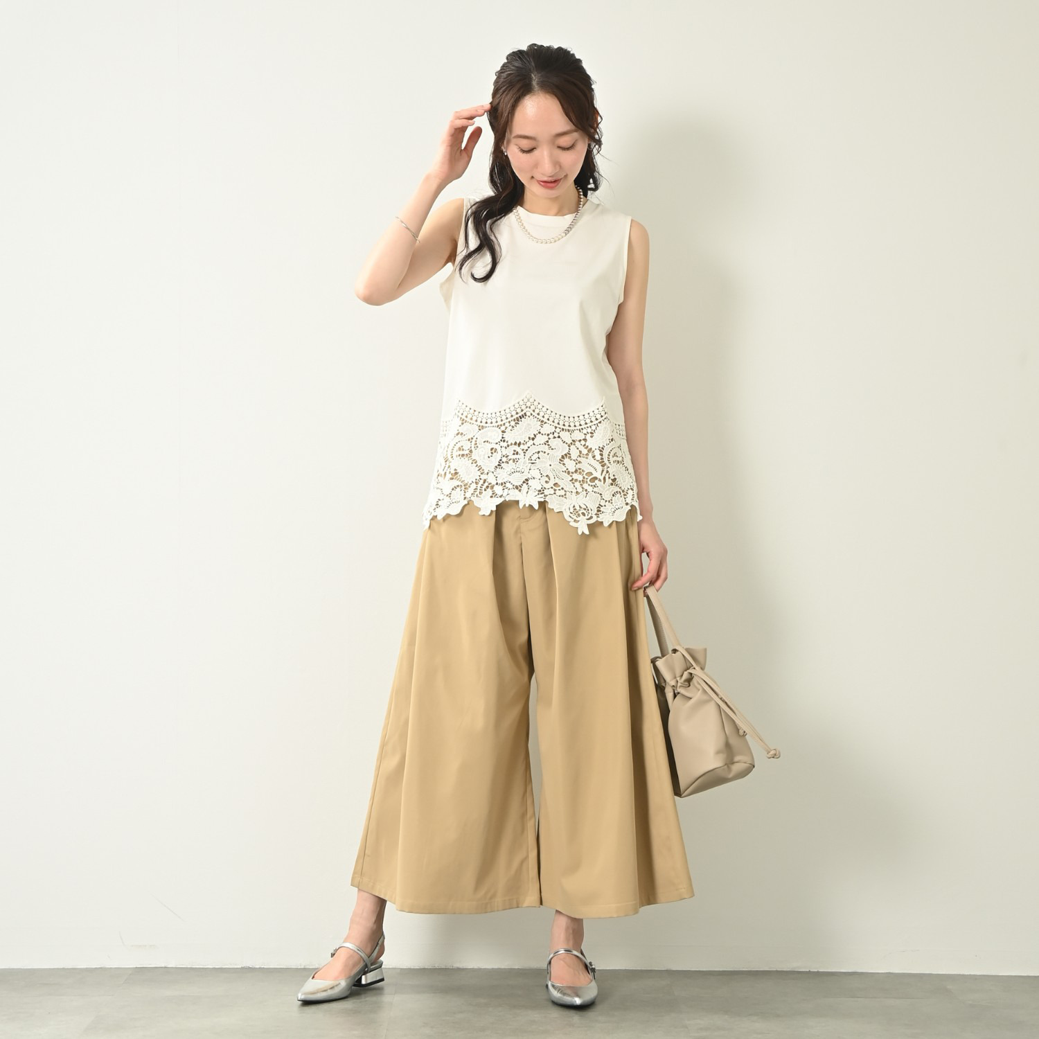 元町ゼラール しなやかチノ素材 タックアクセント スカート風パンツ