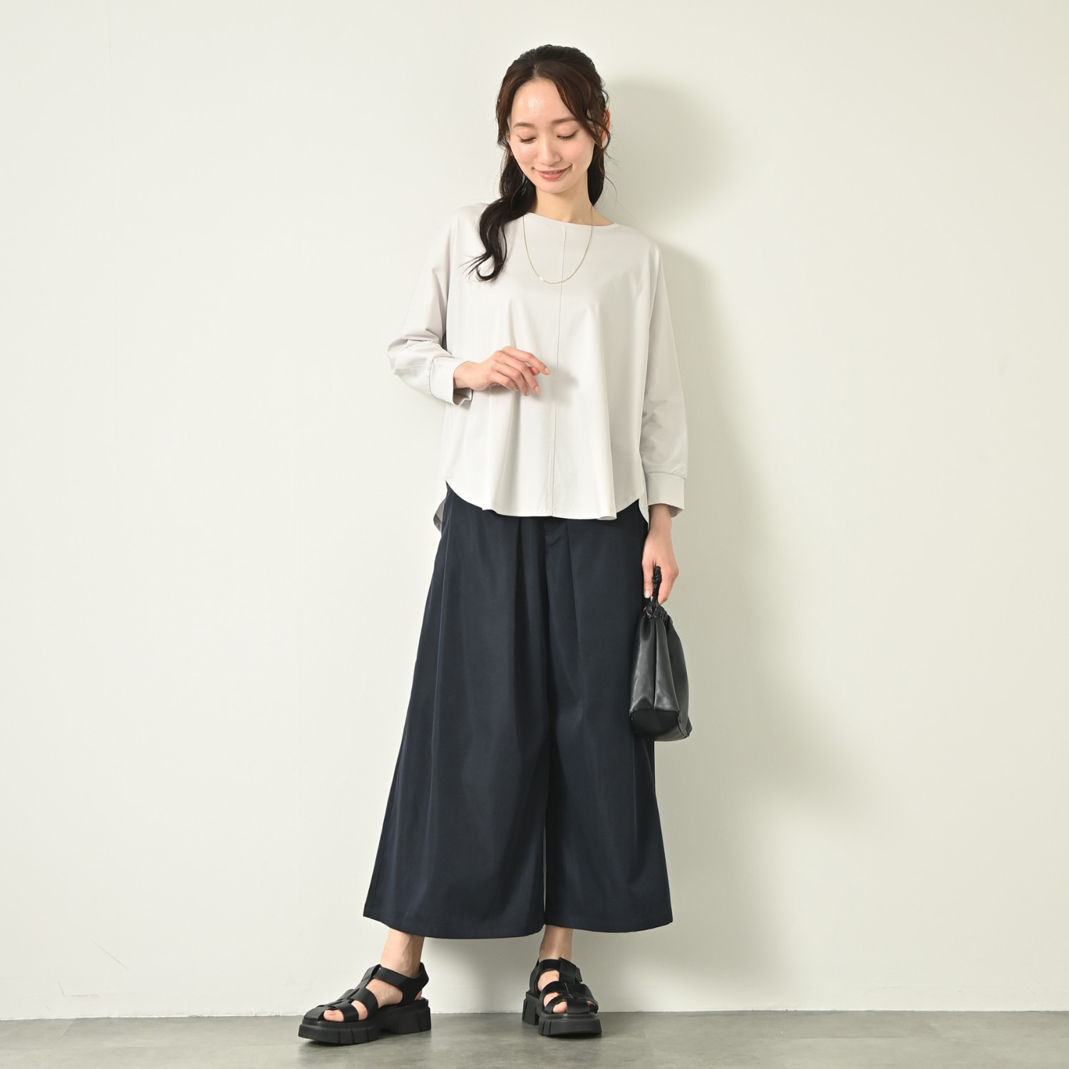 元町ゼラール しなやかチノ素材 タックアクセント スカート風パンツ