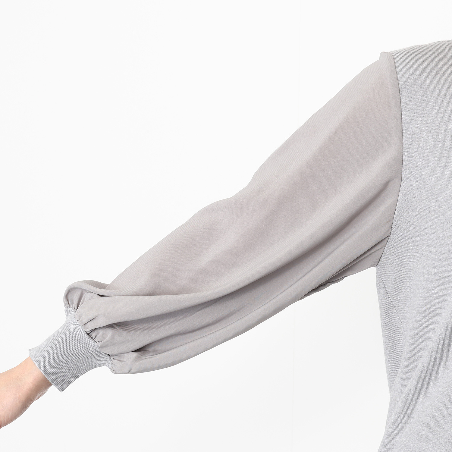 アトリエ　クース ほんのり透ける シフォンスリーブが さりげなくフェミニン ニットプルオーバー