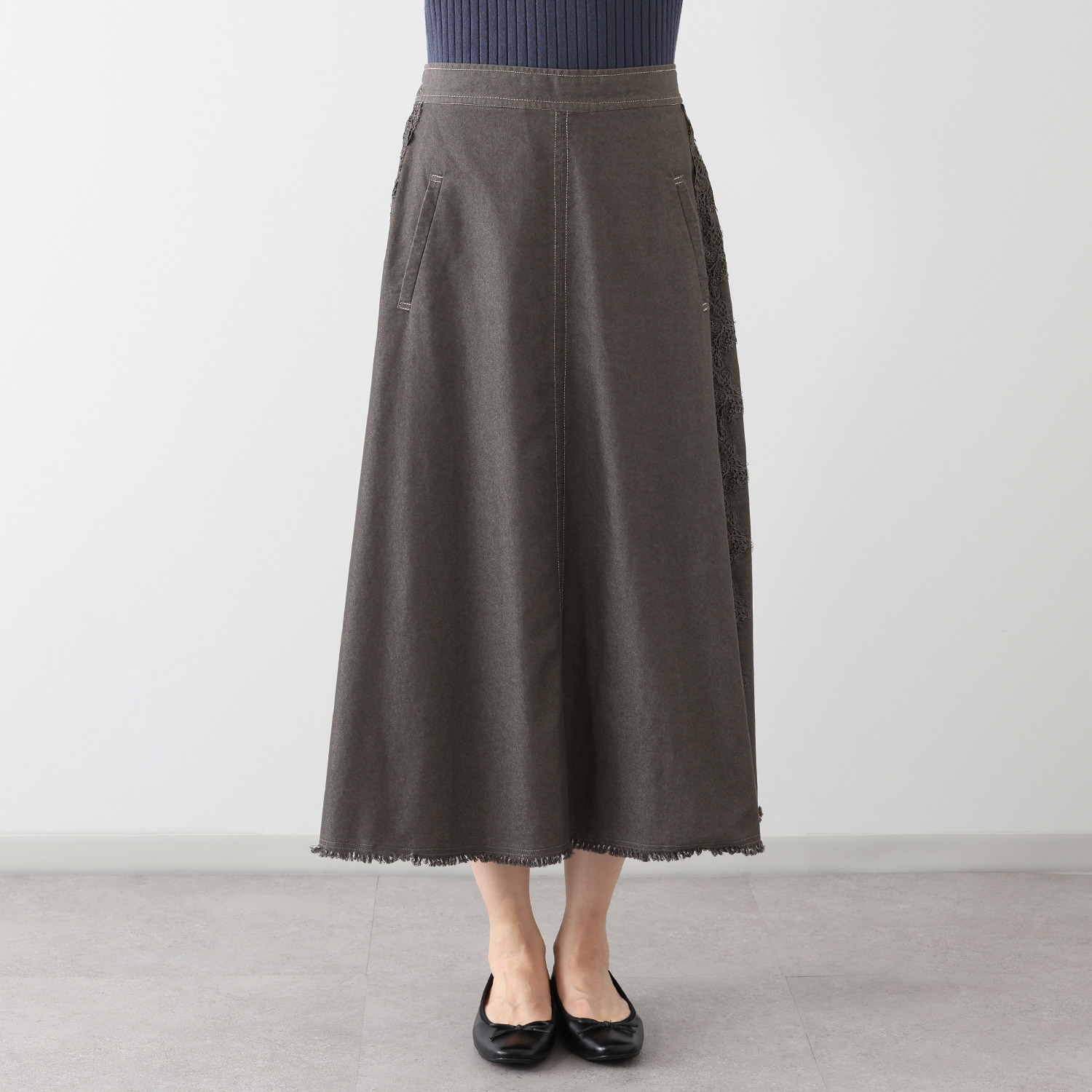 アトリエ　クース サイドレースが 華やかさと細見えを叶える ライトデニムスカート