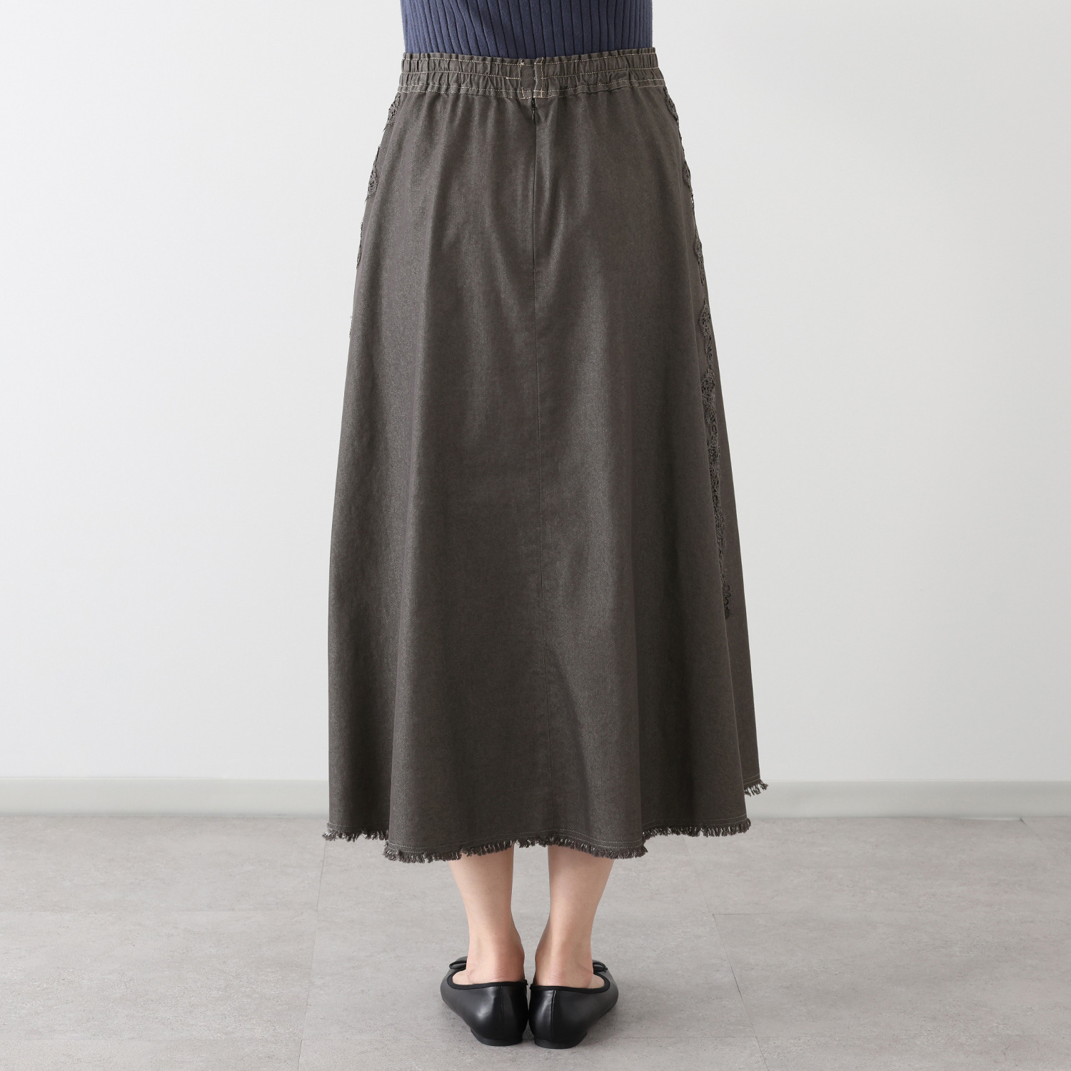 アトリエ　クース サイドレースが 華やかさと細見えを叶える ライトデニムスカート