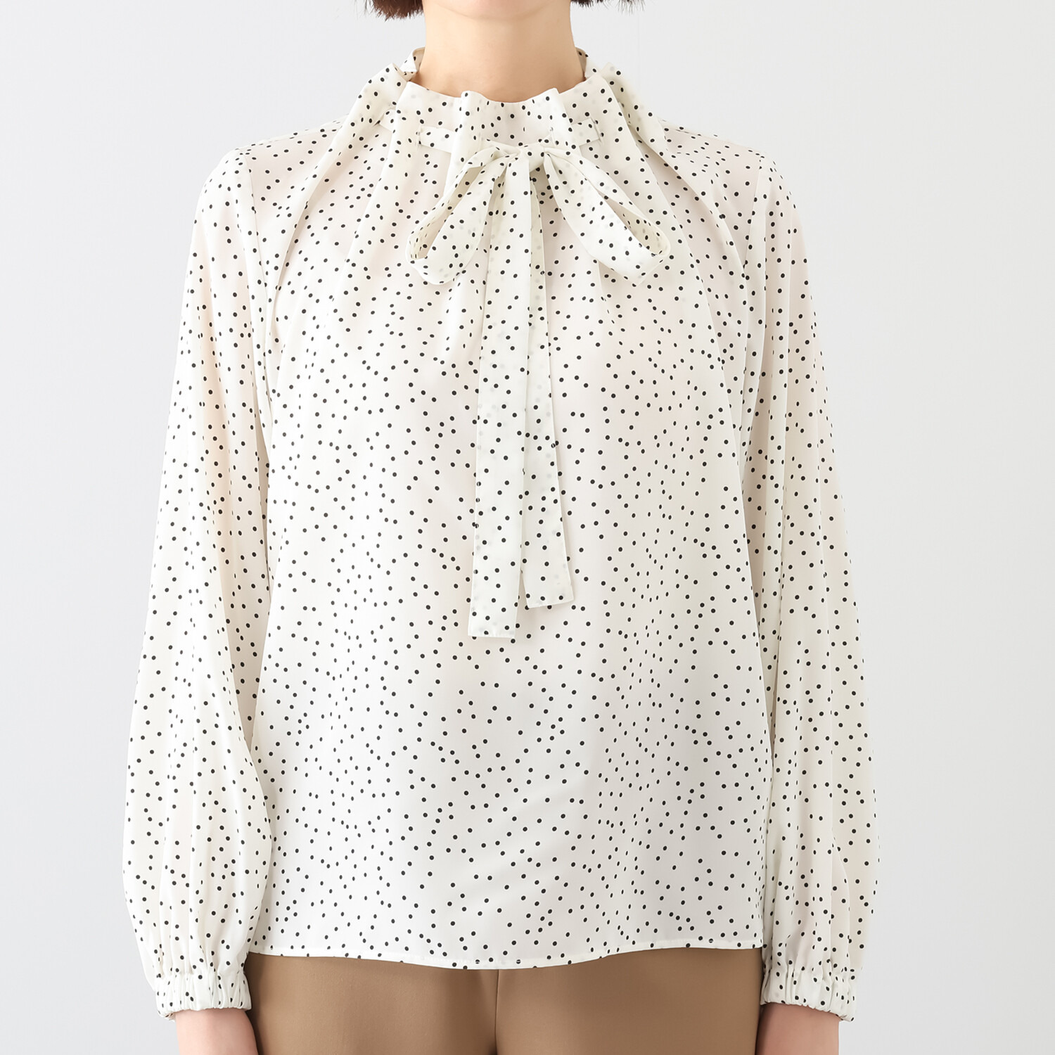 リサリサ ソフトデシン ランダムドットプリント ボウタイブラウス