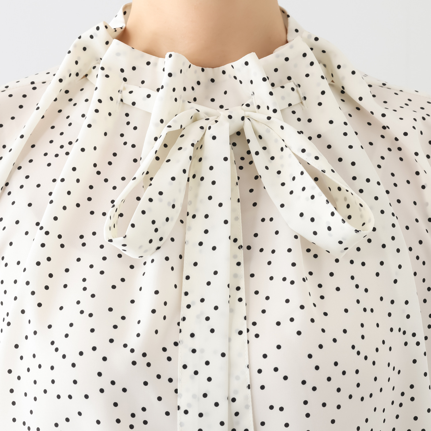 リサリサ ソフトデシン ランダムドットプリント ボウタイブラウス