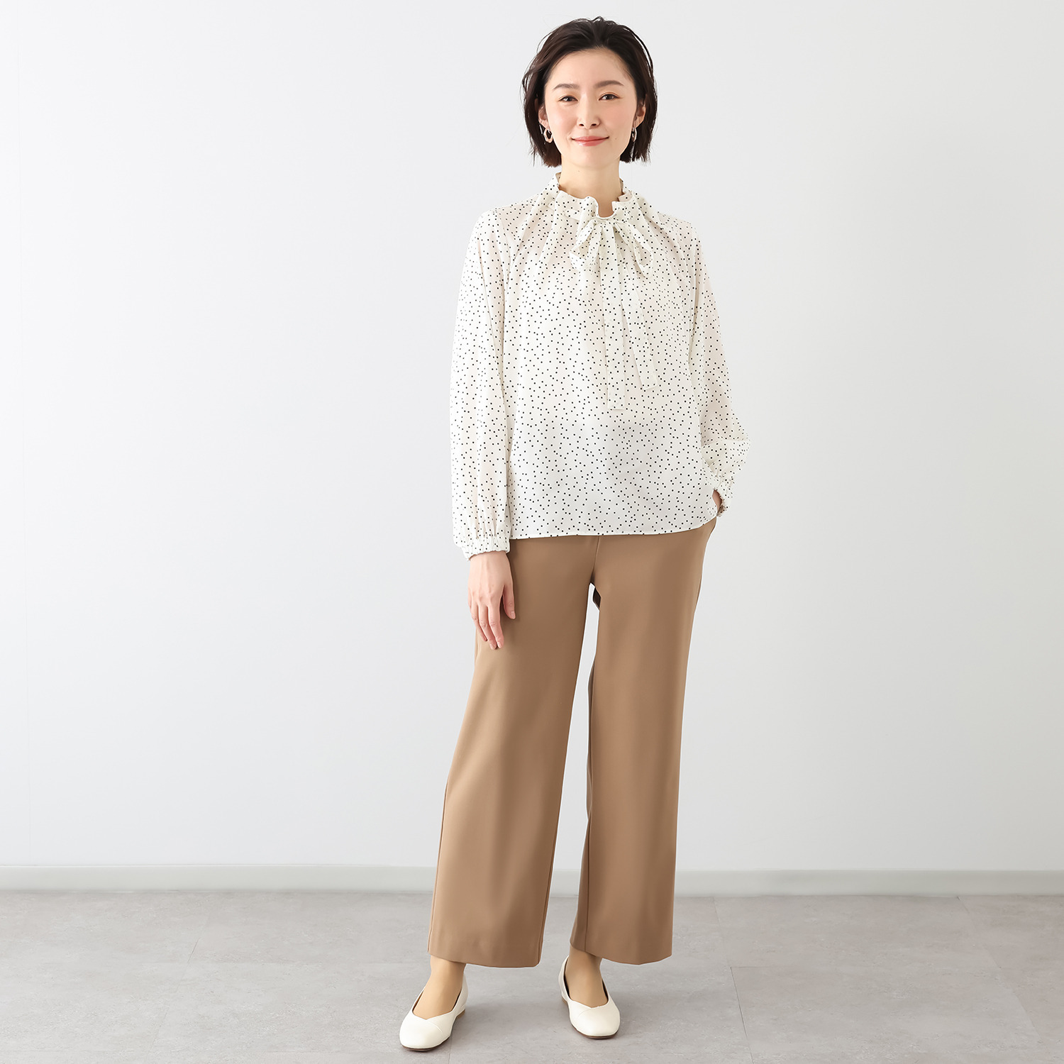 リサリサ ソフトデシン ランダムドットプリント ボウタイブラウス