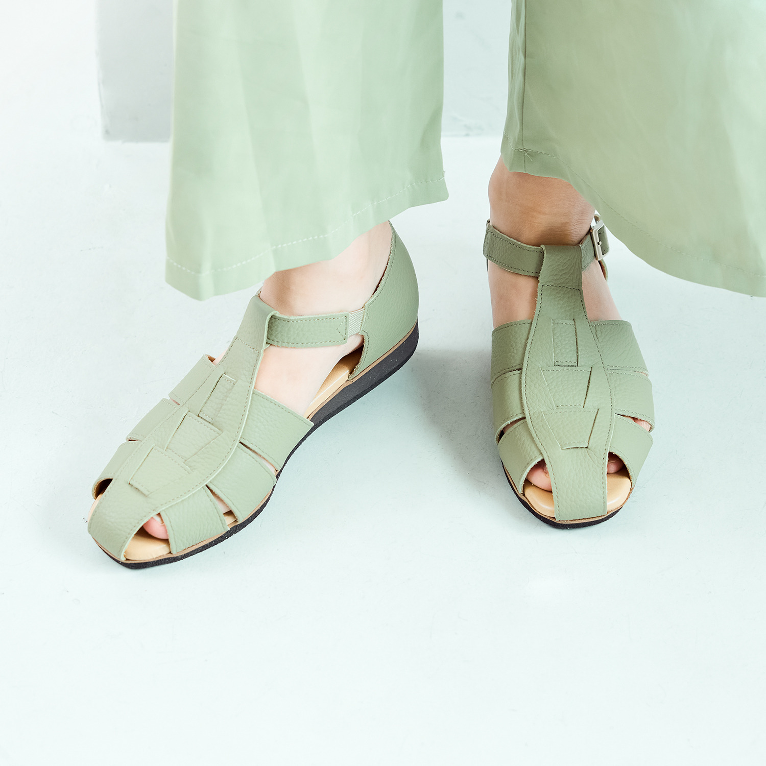 フィグリーノ 日本製　はっ水牛革 柔らか仕立て　超軽量 リラックスグルカサンダル