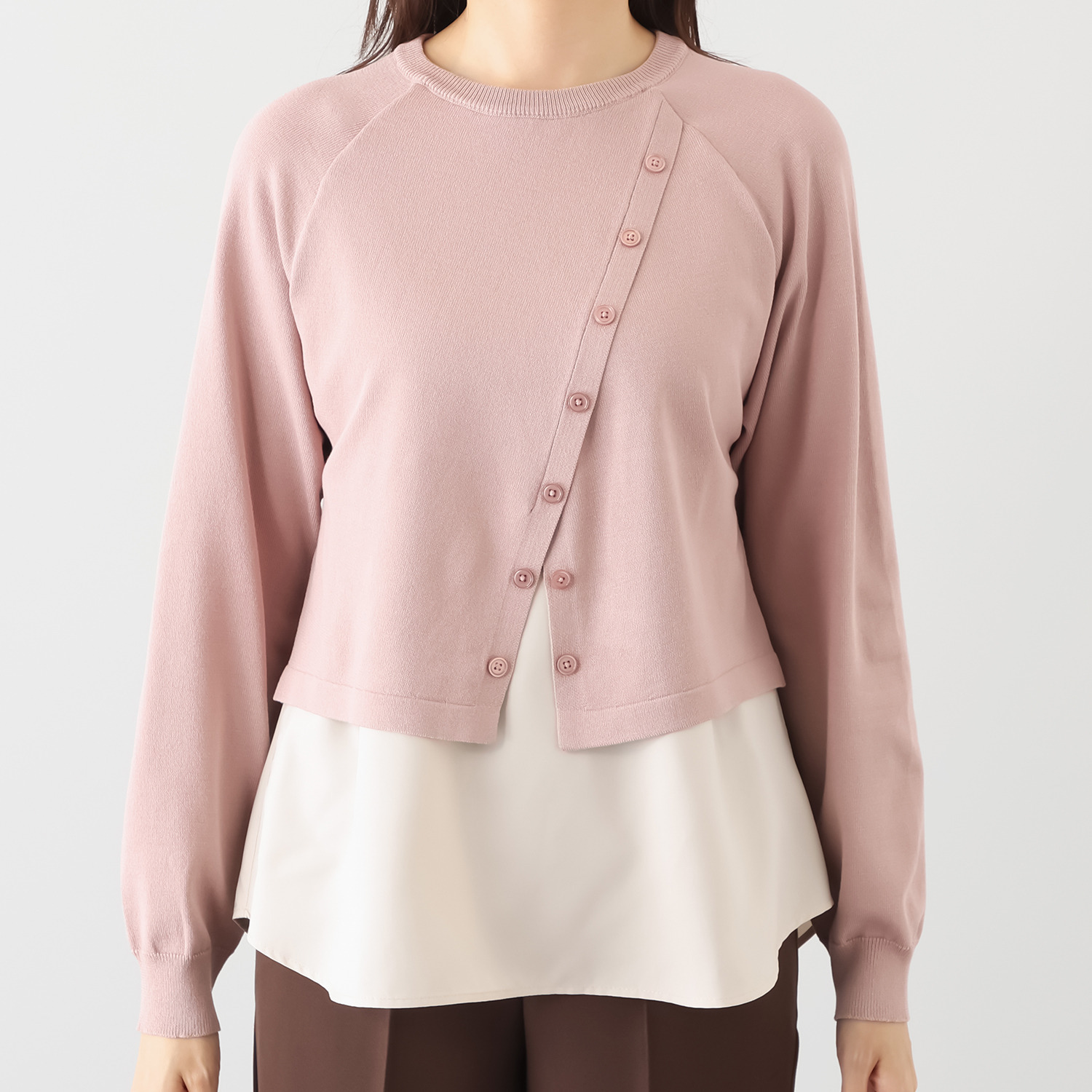 マイジュジュ 一枚で決まる！ シャツテイルレイヤード 飾りボタンアクセント ニットプルオーバー