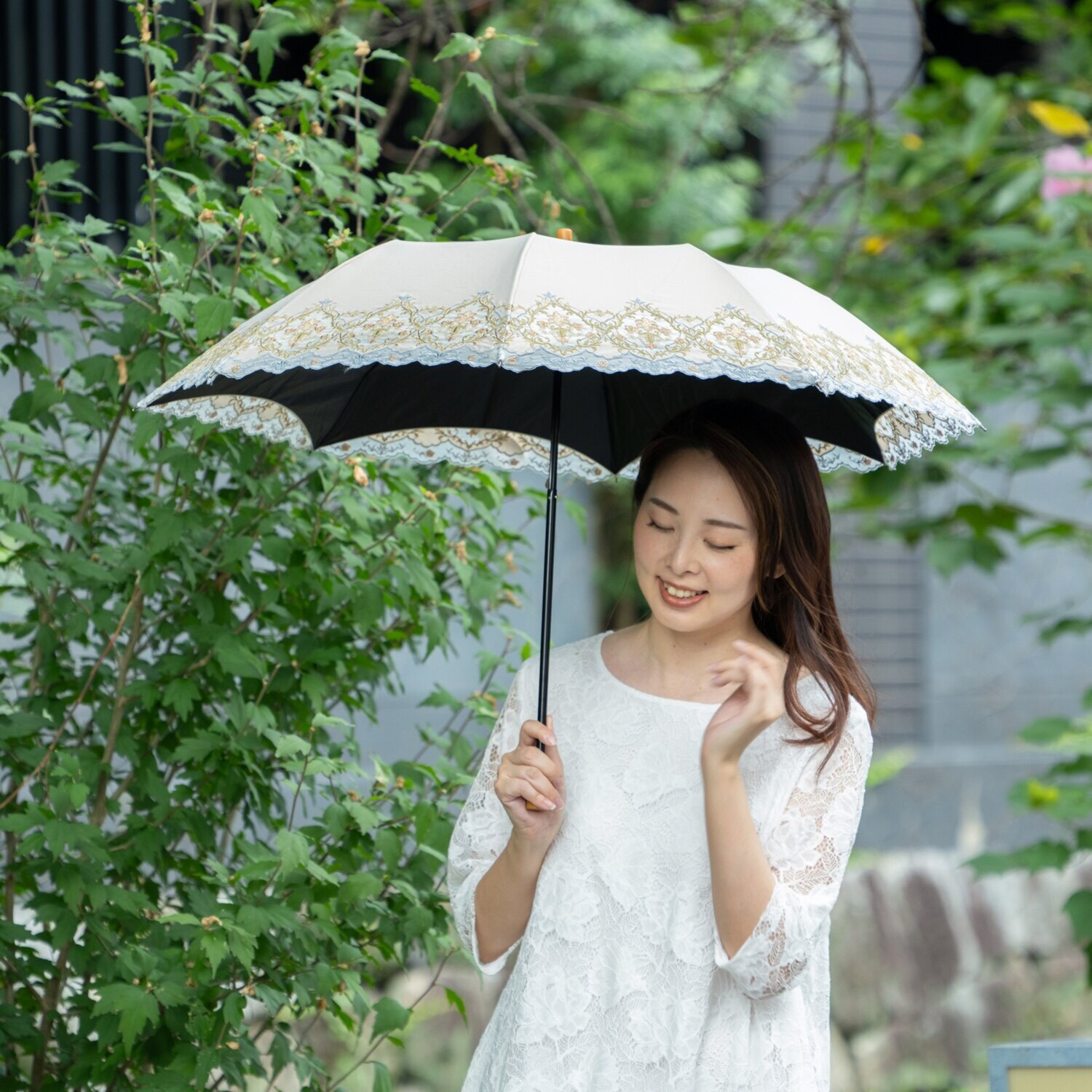 シノワズリーモダン 女優日傘 ダマスク カットワーク刺しゅう かわず張り　晴雨兼用 ショート折りたたみ傘