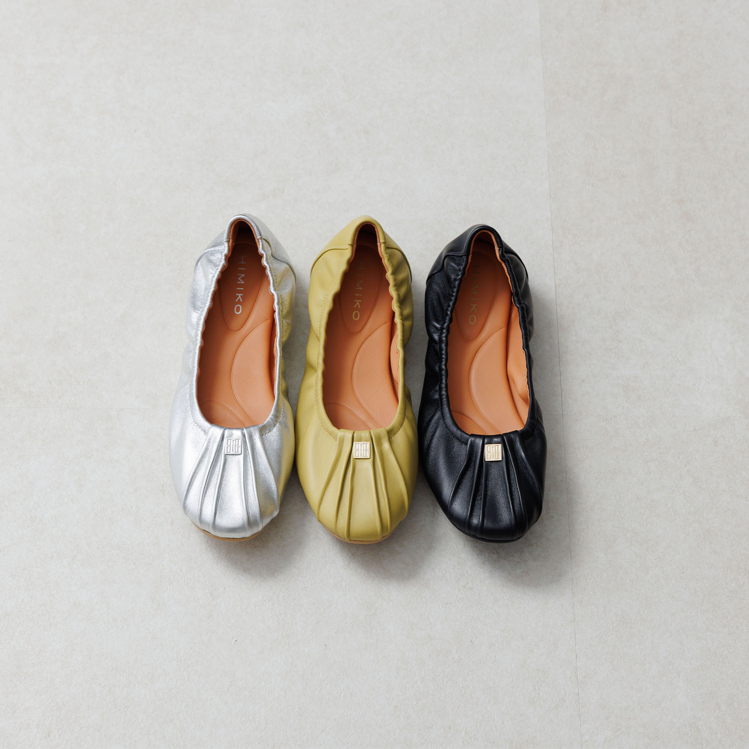 卑弥呼 シープレザー メタルロゴ ギャザーパンプス