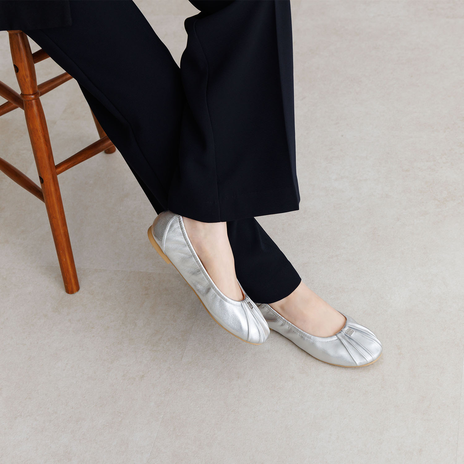 卑弥呼 シープレザー メタルロゴ ギャザーパンプス