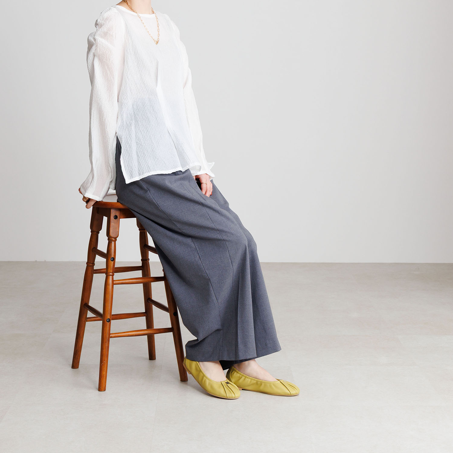 卑弥呼 シープレザー メタルロゴ ギャザーパンプス