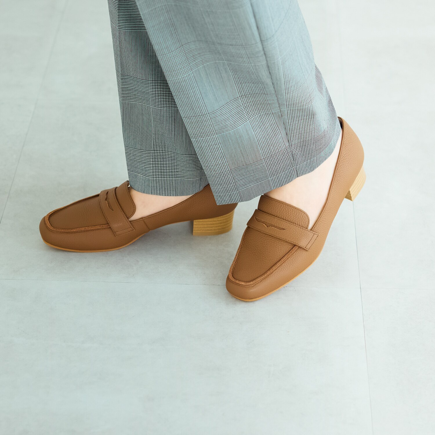 シェルシェエトワール メイドイン東京 はっ水牛革柔らか仕立て あか抜け３ｃｍヒール モカシンシューズ