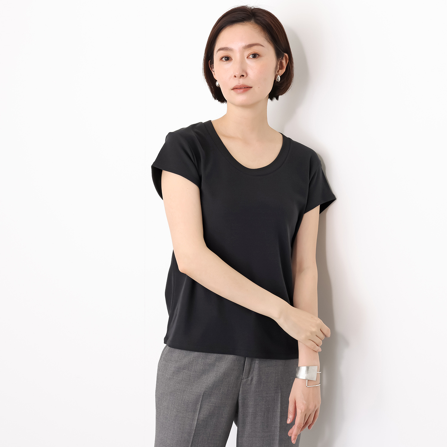 オーエヌオー 創業１００年の傑作 カルミヤコットン ガス焼き加工で艶仕上げ さらっと柔らかい Ｕネックプルオーバー