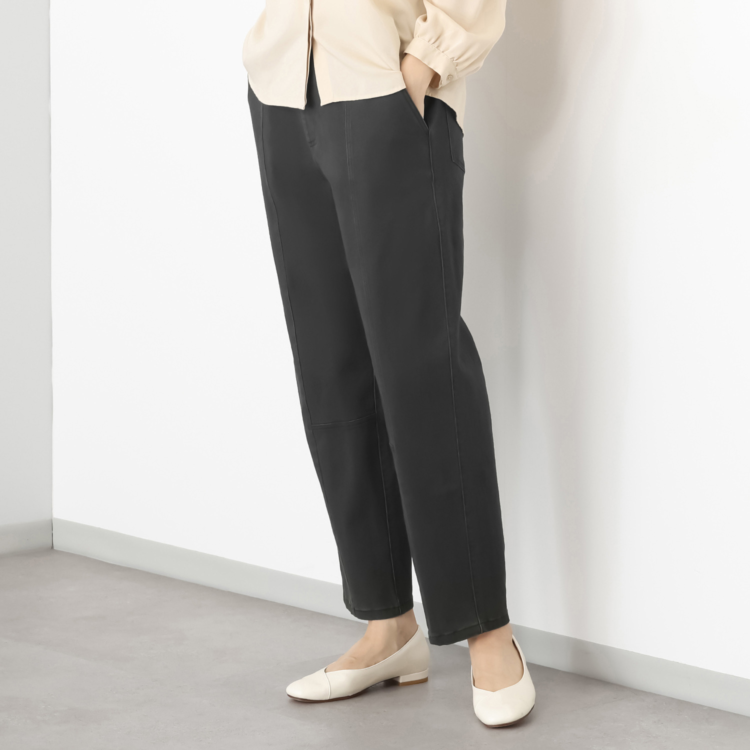 アトリエール ロールアップもオシャレな パウダリータッチ コットン混 テーパードパンツ