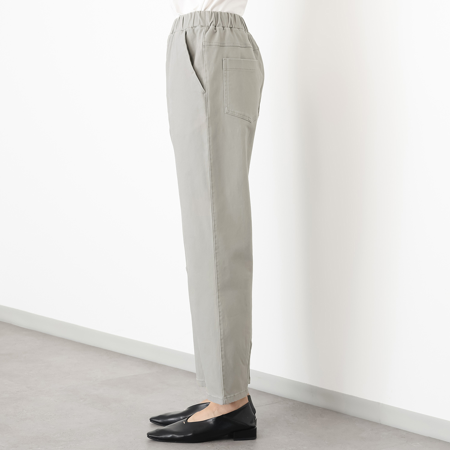 アトリエール ロールアップもオシャレな パウダリータッチ コットン混 テーパードパンツ