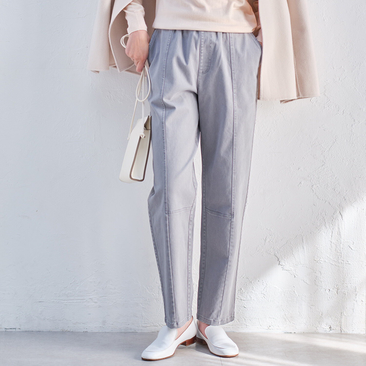 アトリエール ロールアップもオシャレな パウダリータッチ コットン混 テーパードパンツ