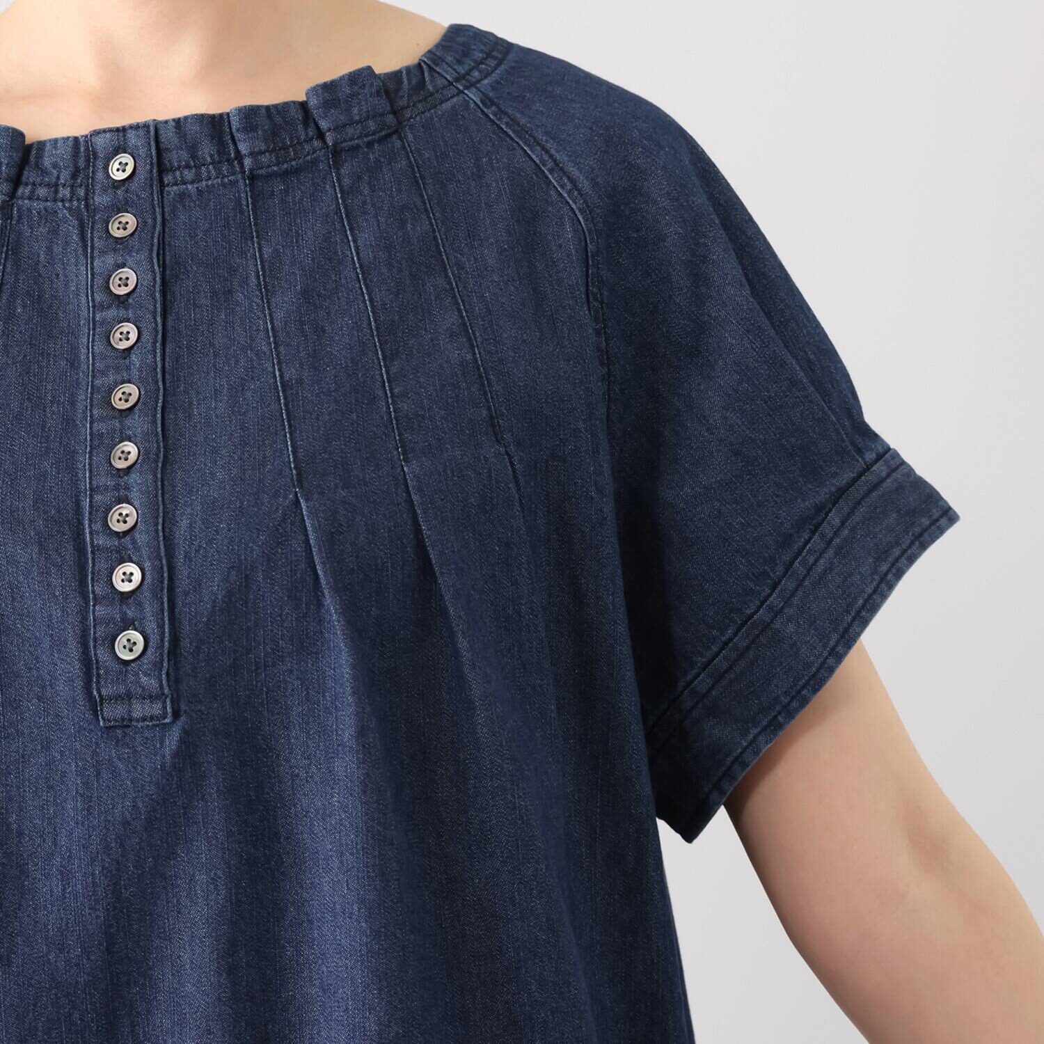 オルテンジア 洗練カジュアルで 日常もお出かけも映える デニムタックブラウス