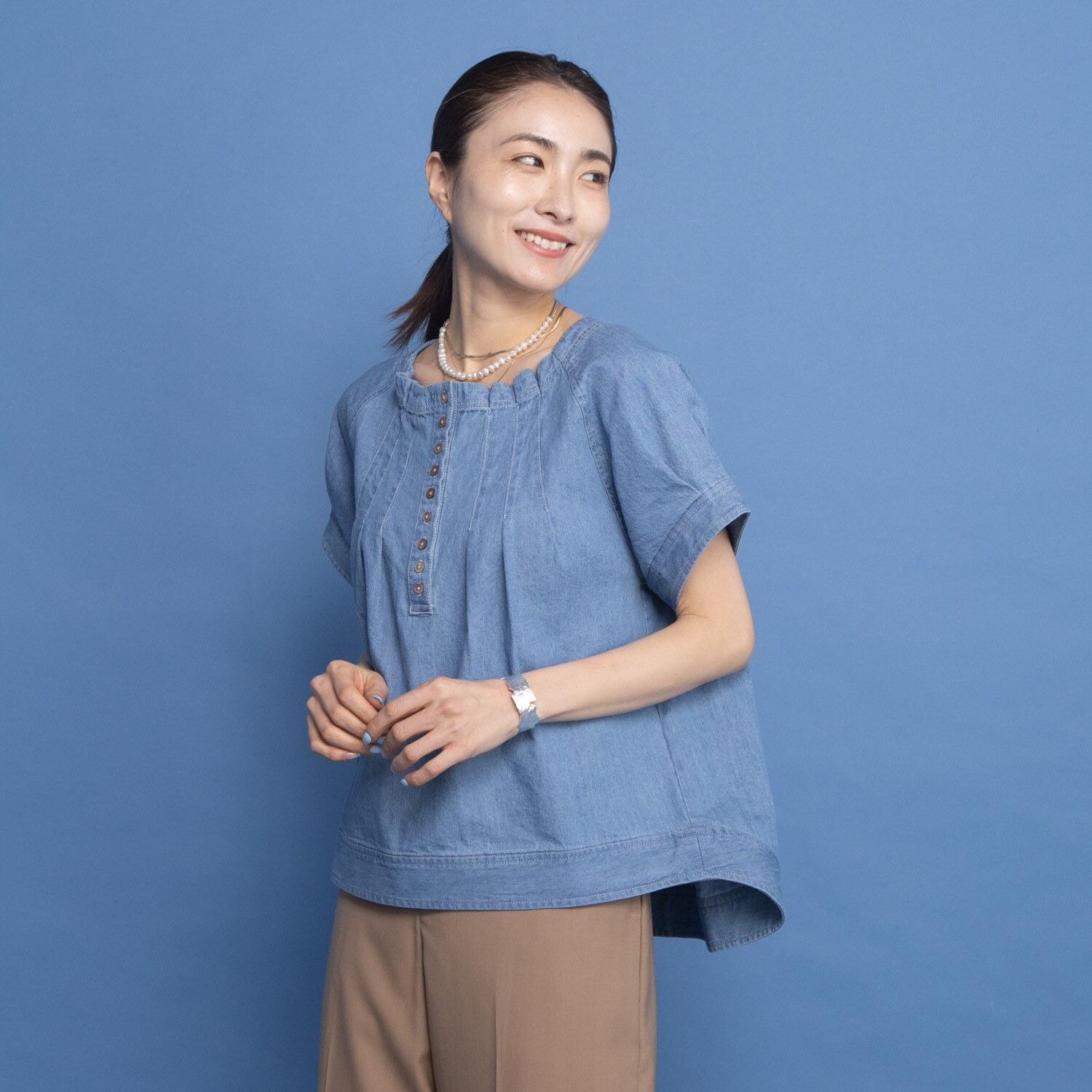 オルテンジア 洗練カジュアルで 日常もお出かけも映える デニムタックブラウス