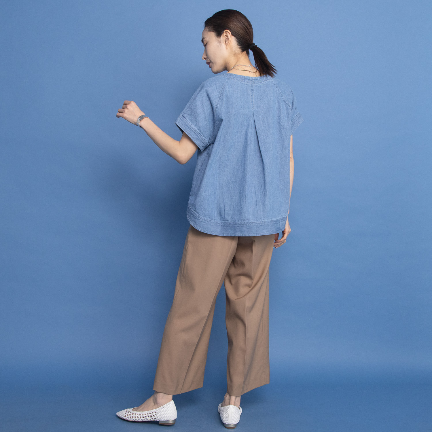 オルテンジア 洗練カジュアルで 日常もお出かけも映える デニムタックブラウス