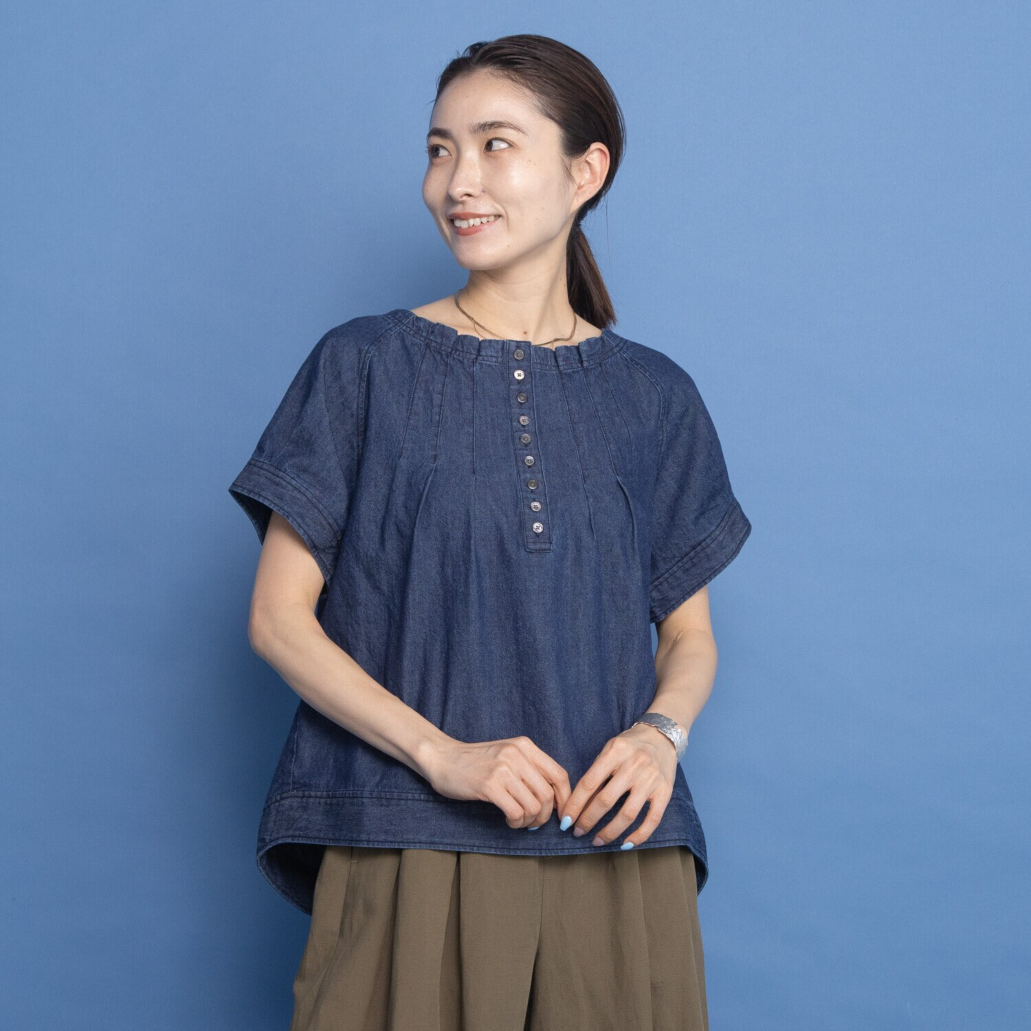 オルテンジア 洗練カジュアルで 日常もお出かけも映える デニムタックブラウス