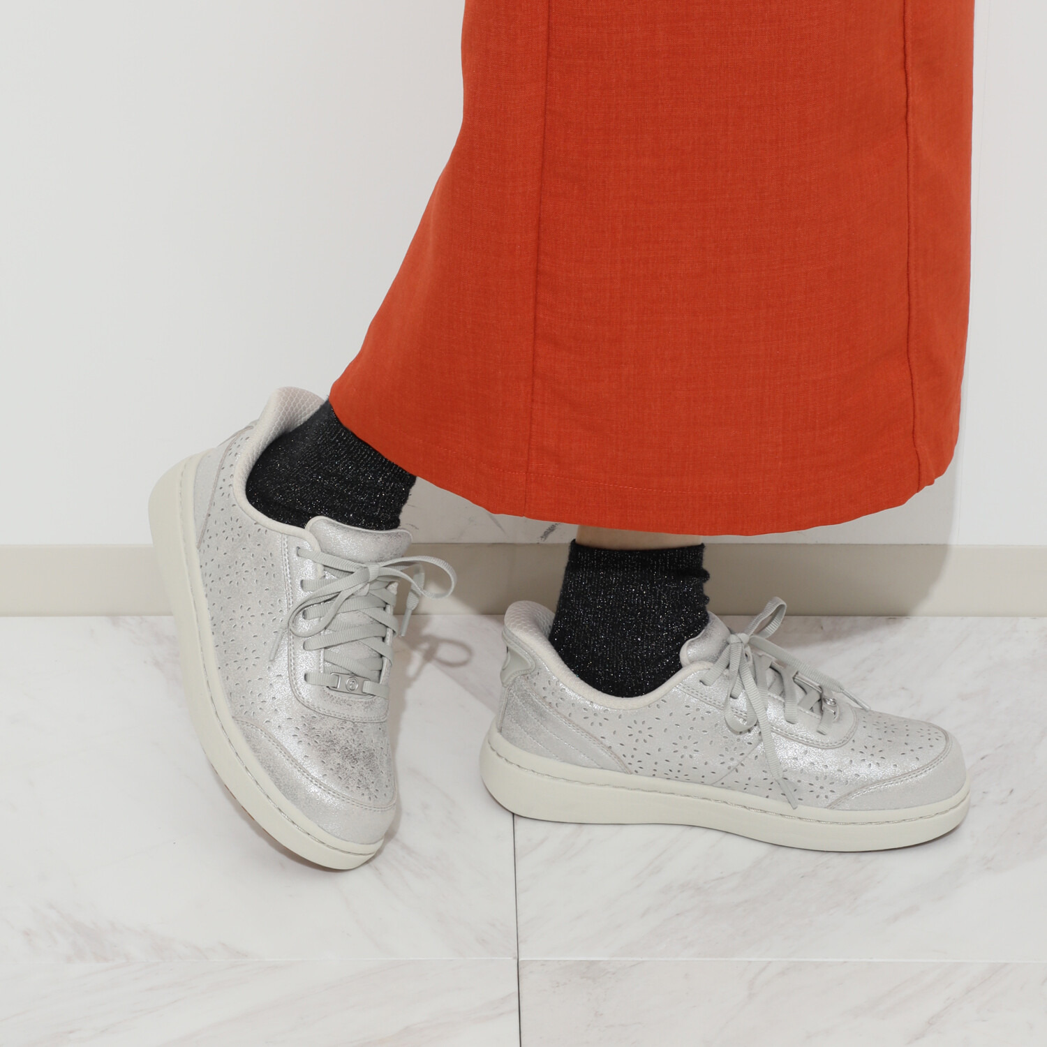 オーソフィート 足の専門家も認める 着脱簡単！歩きやすい！ キラキラ光沢で華やか 花柄パンチングシューズ