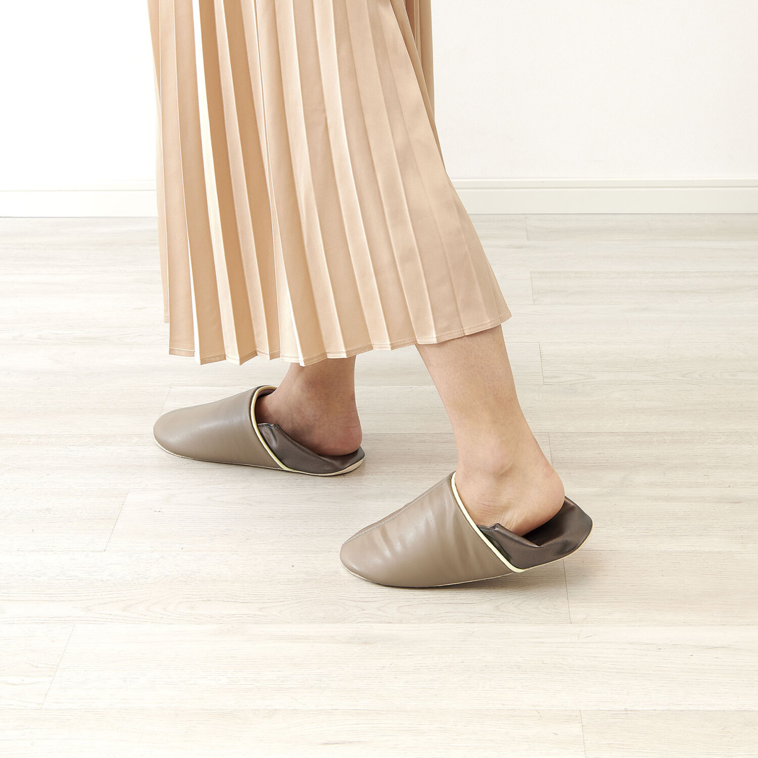 いざというとき！ 底面の特殊シートで 足元を守る ＣＯＧＩＴ　防災 “足まもりっぱ＋” ２色セット