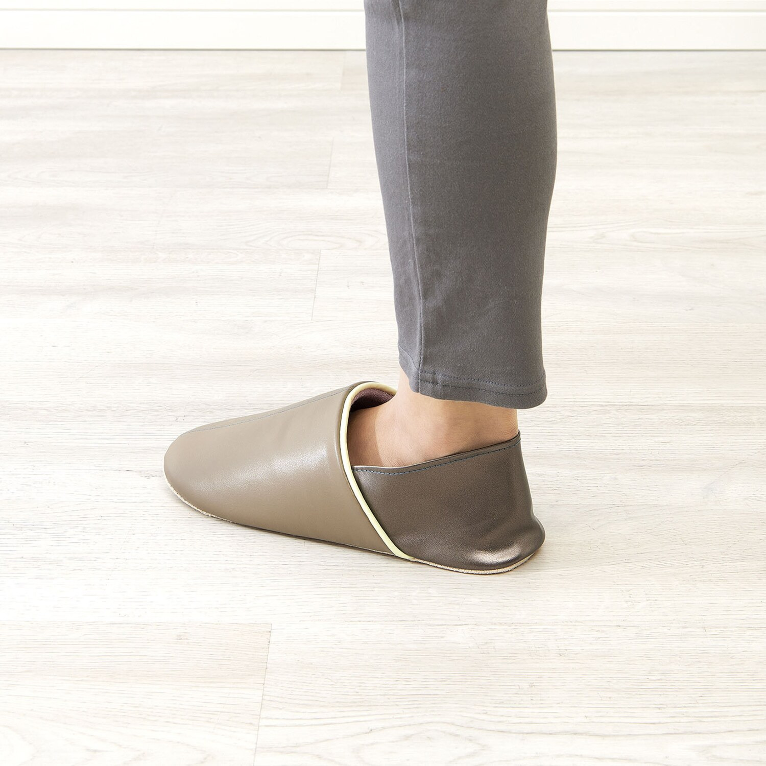 いざというとき！ 底面の特殊シートで 足元を守る ＣＯＧＩＴ　防災 “足まもりっぱ＋” ２色セット