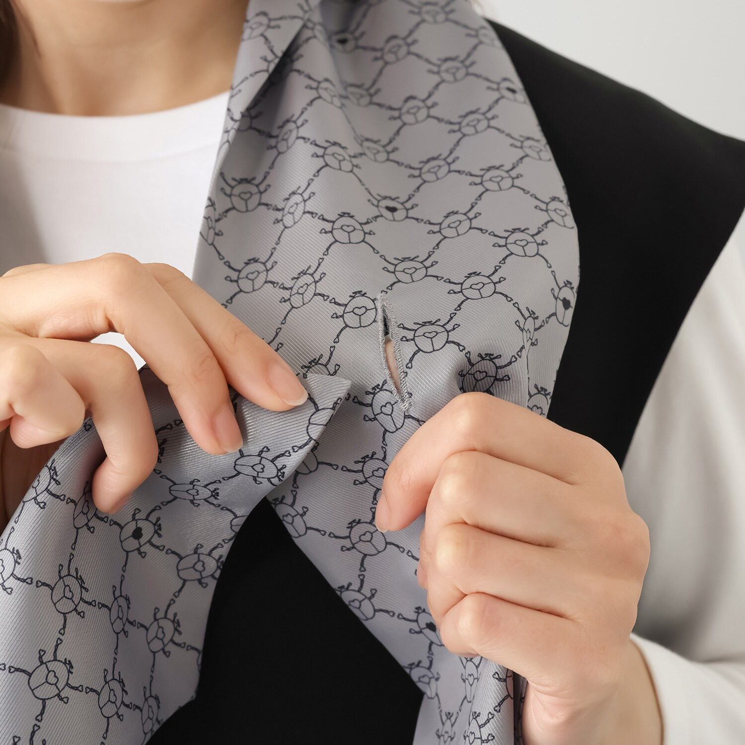 ホリーズ　アズ コガネムシモティーフ プリントスカーフ