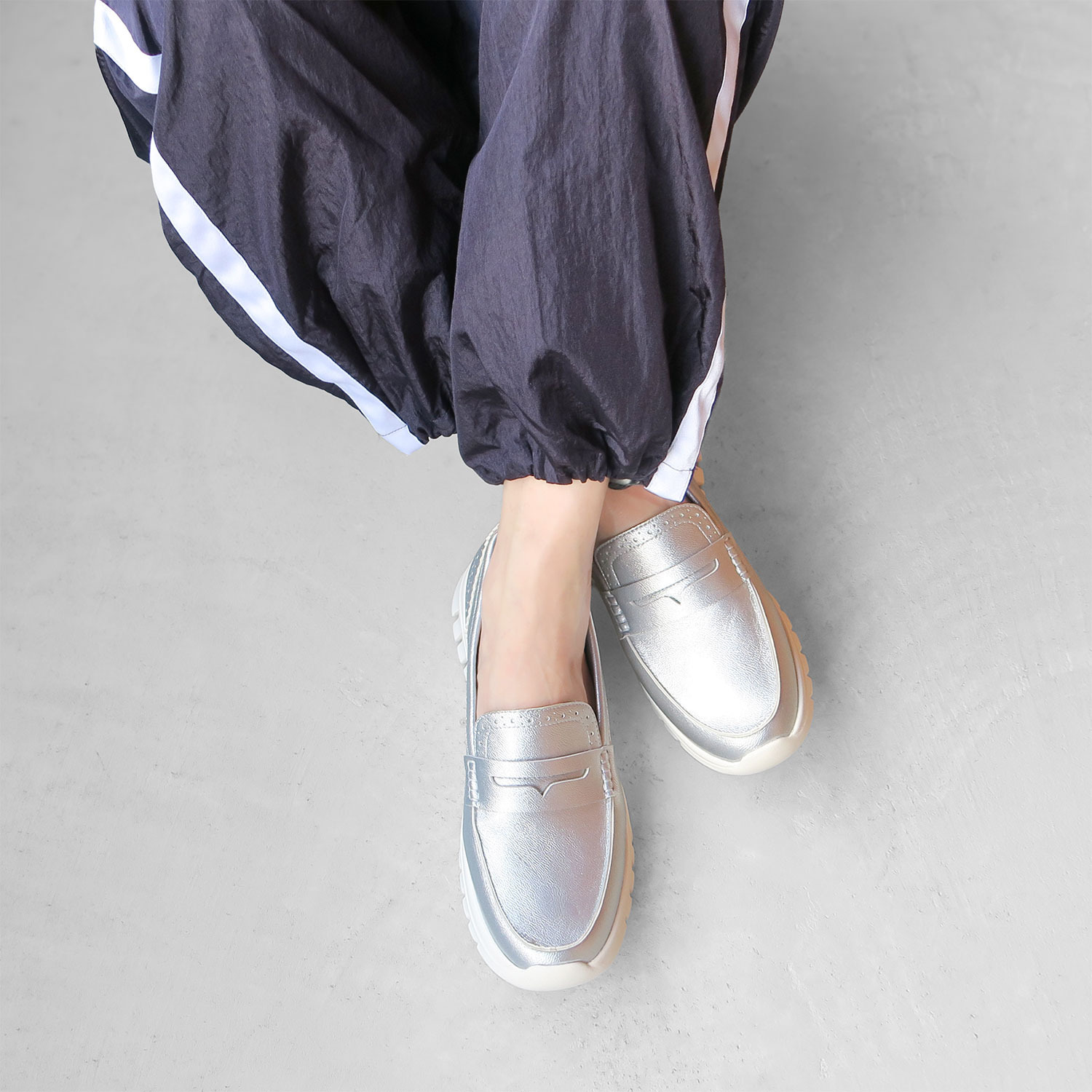 エンチャンテッド 防水　はっ水 晴雨兼用！ スニーカー感覚の 軽量コインローファー