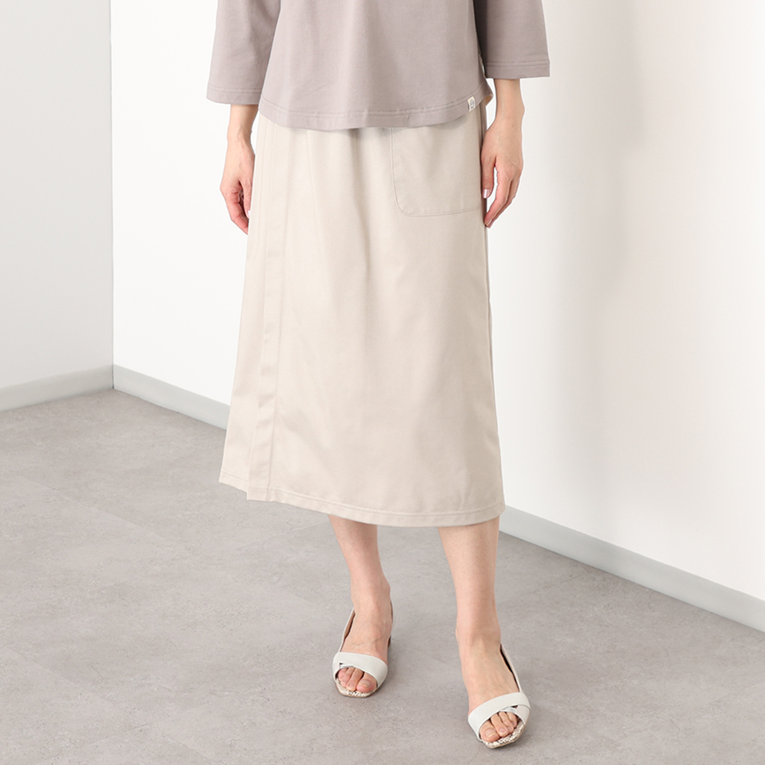 シロヤイチガントウキョウ ベルガモ ツイル ラップ風スカート