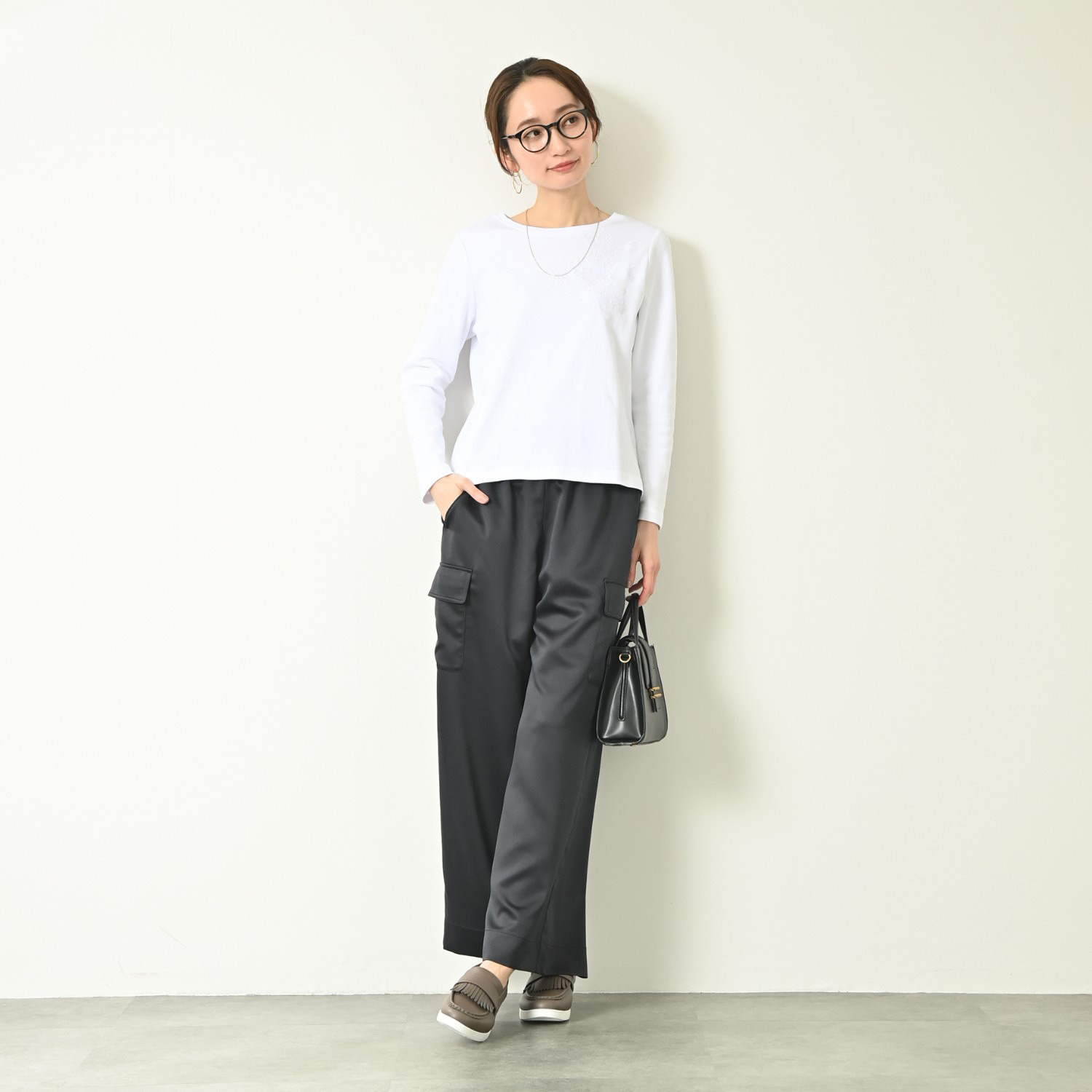 元町ゼラール とろみ＆きれい見えサテン カーゴデザイン 上品ストレートパンツ