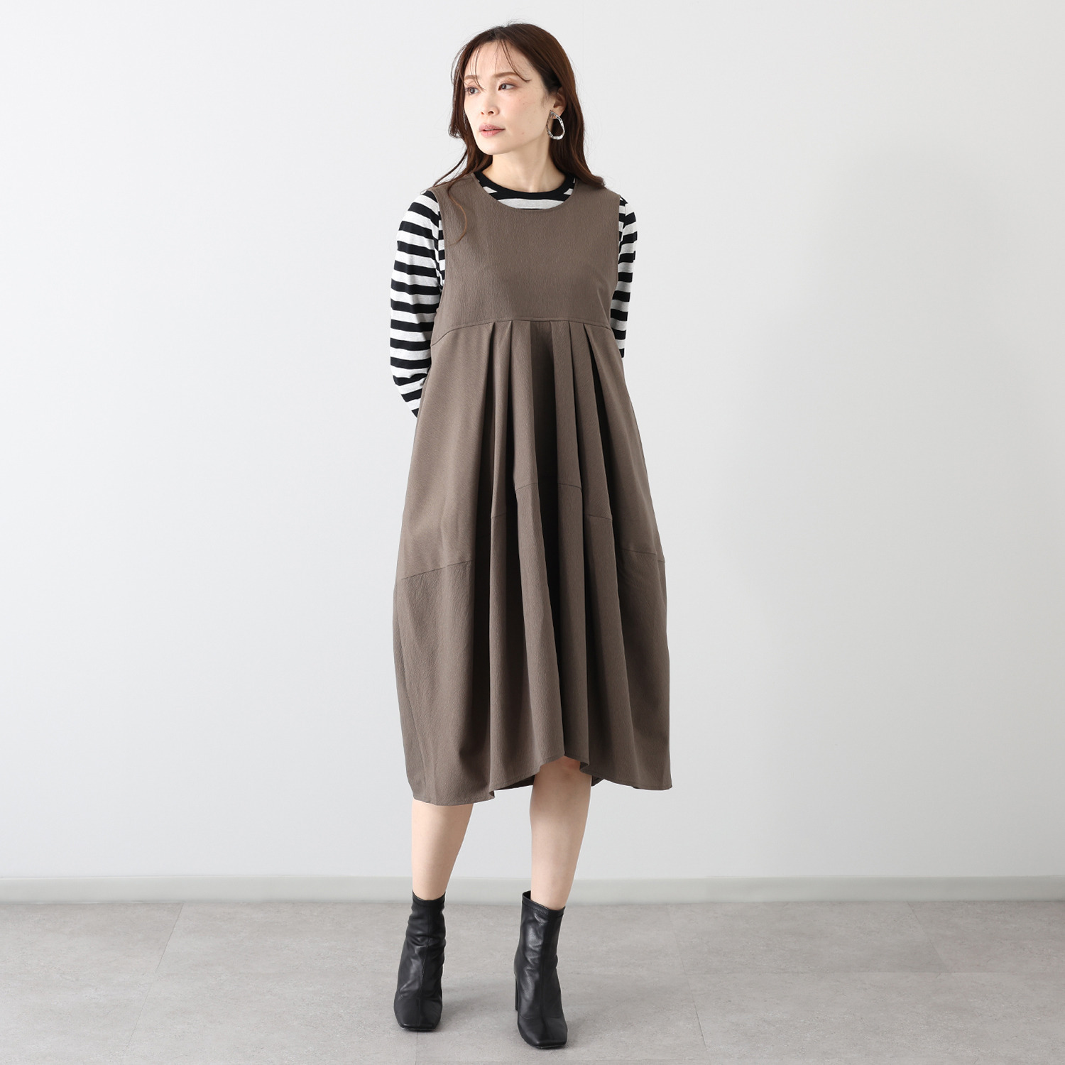 ヒロコ　デシネール シボ感のあるしなやか素材 タックドレープが流れる バレルシルエット ジャンドレワンピース