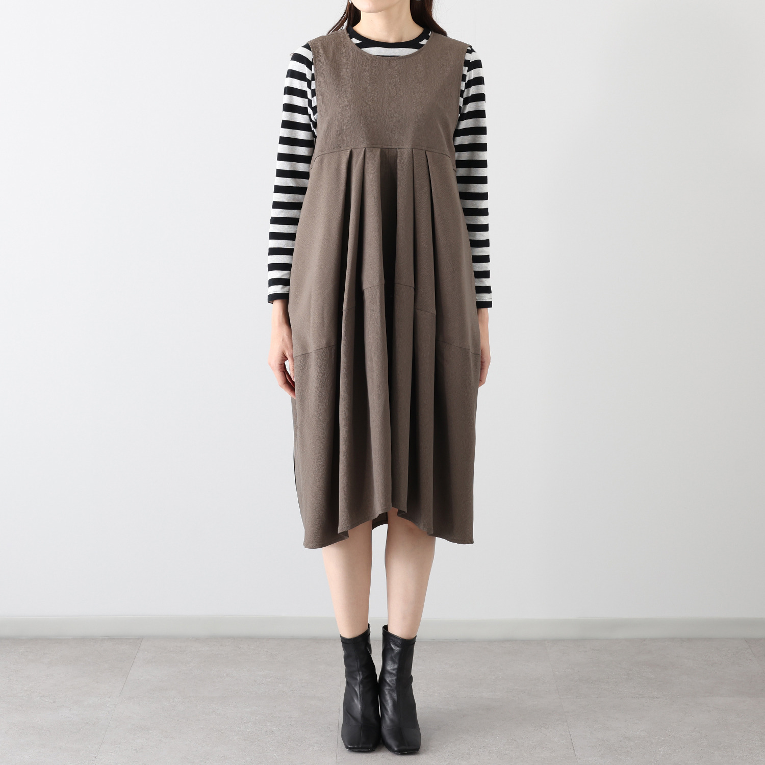 ヒロコ　デシネール シボ感のあるしなやか素材 タックドレープが流れる バレルシルエット ジャンドレワンピース