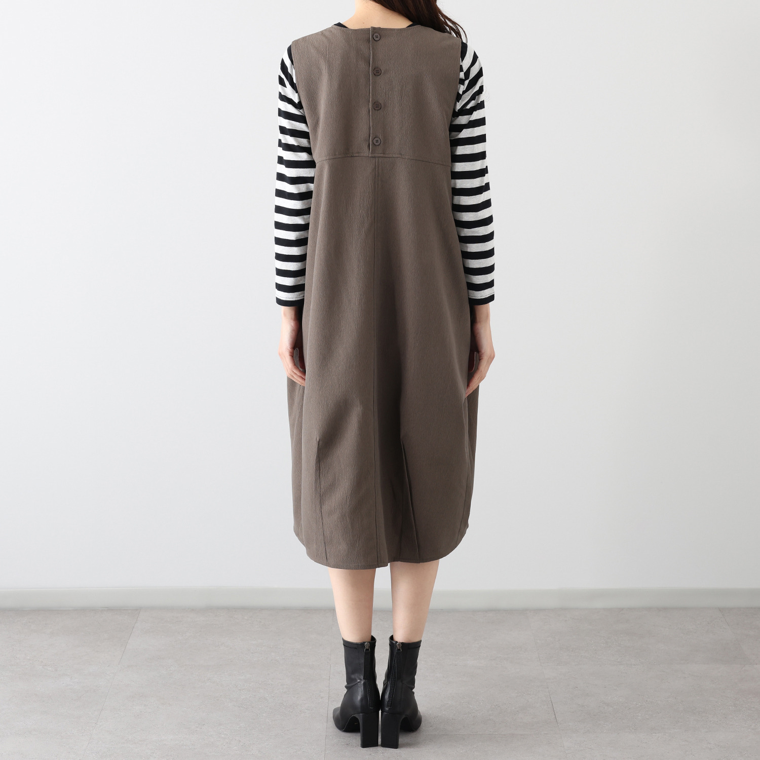 ヒロコ　デシネール シボ感のあるしなやか素材 タックドレープが流れる バレルシルエット ジャンドレワンピース