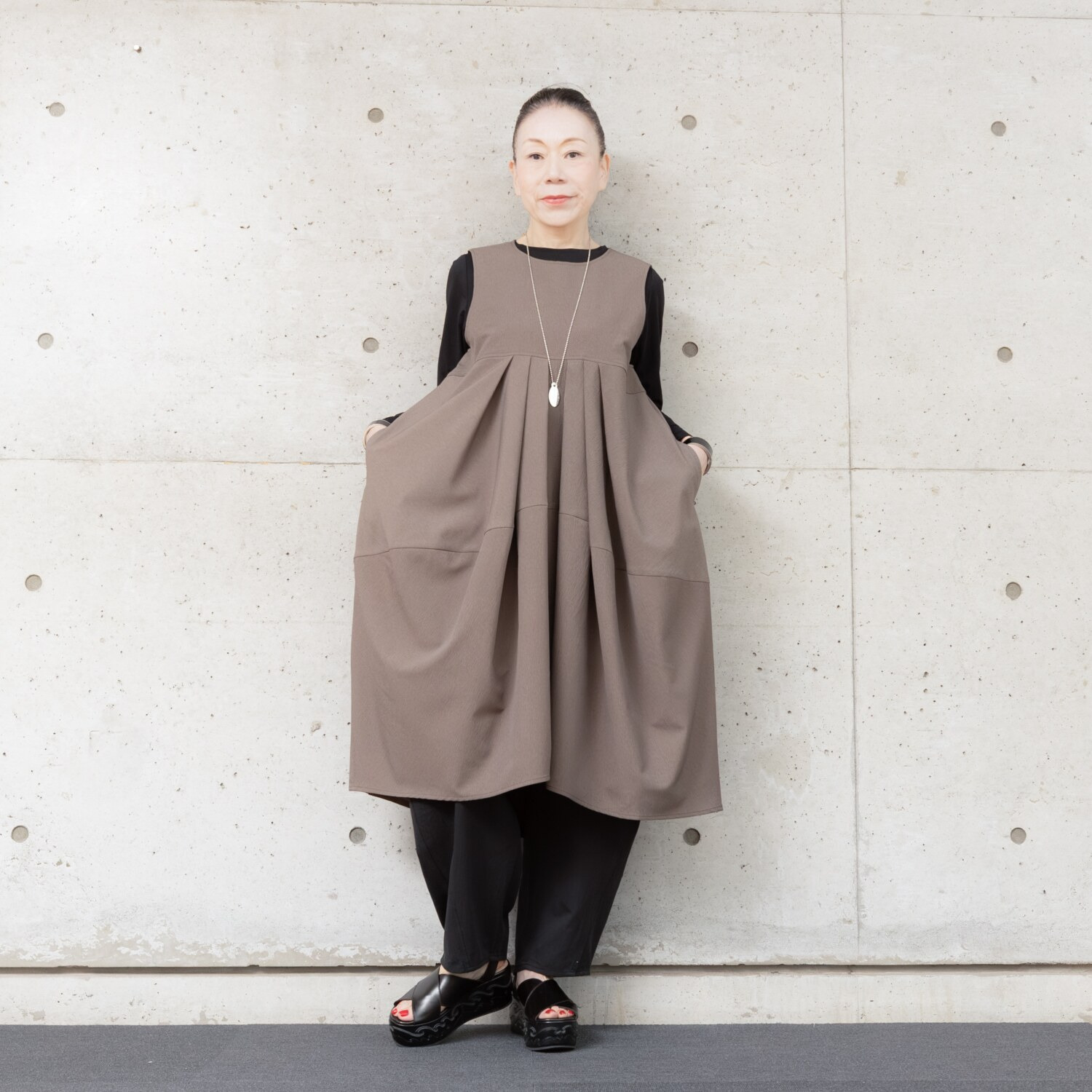 ヒロコ　デシネール シボ感のあるしなやか素材 タックドレープが流れる バレルシルエット ジャンドレワンピース