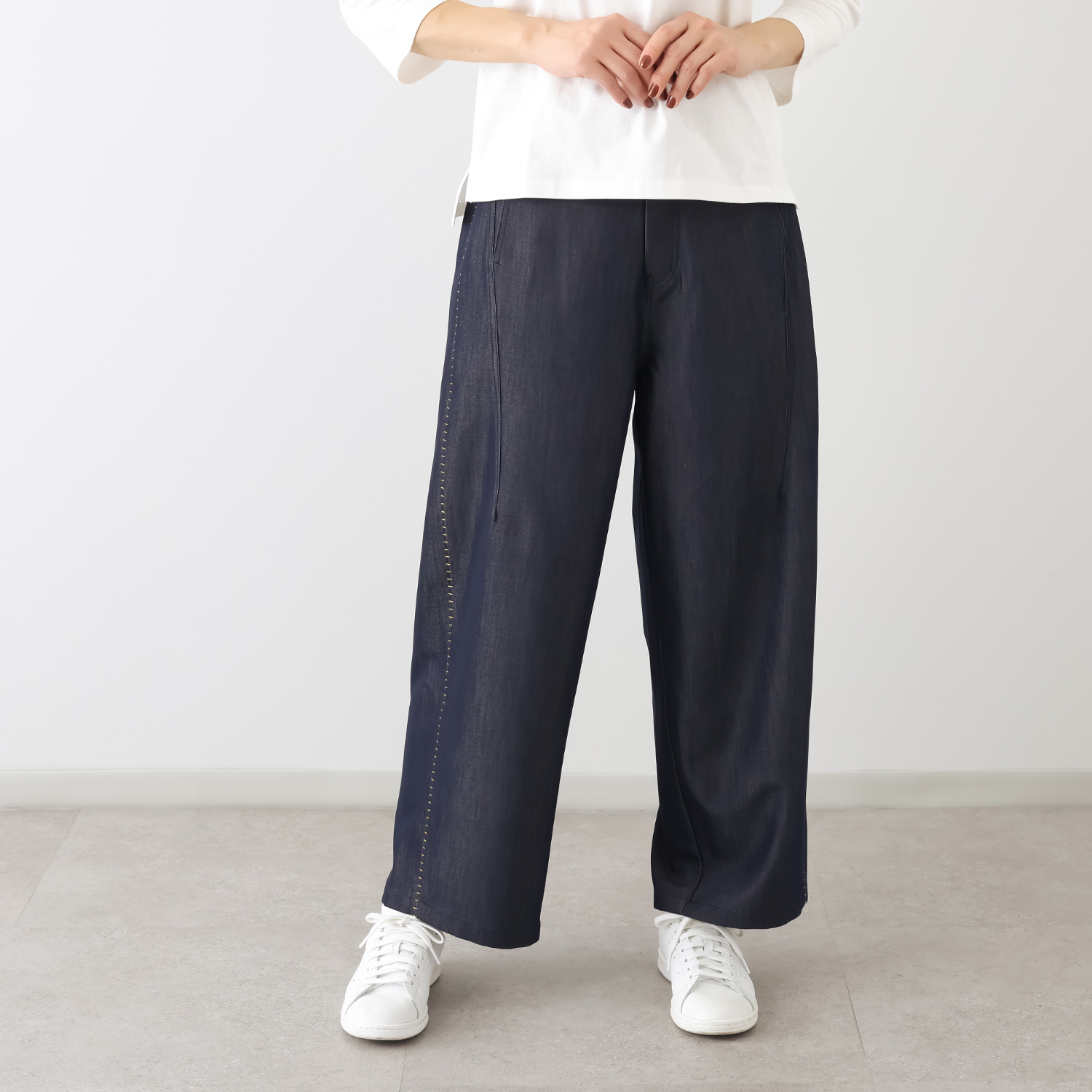 ウノ・ウノ・ドゥーエ 大人の上品カジュアル ステッチアクセント デニム調パンツ