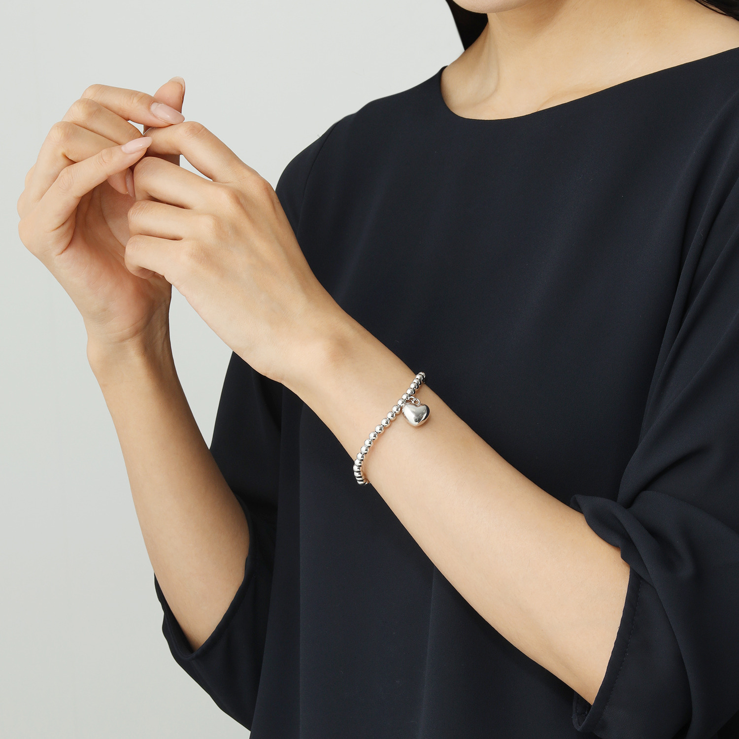 エクセラ イタリアン・シルバー ２層コーティング ハートチャームアクセント イラスティック ブレスレット