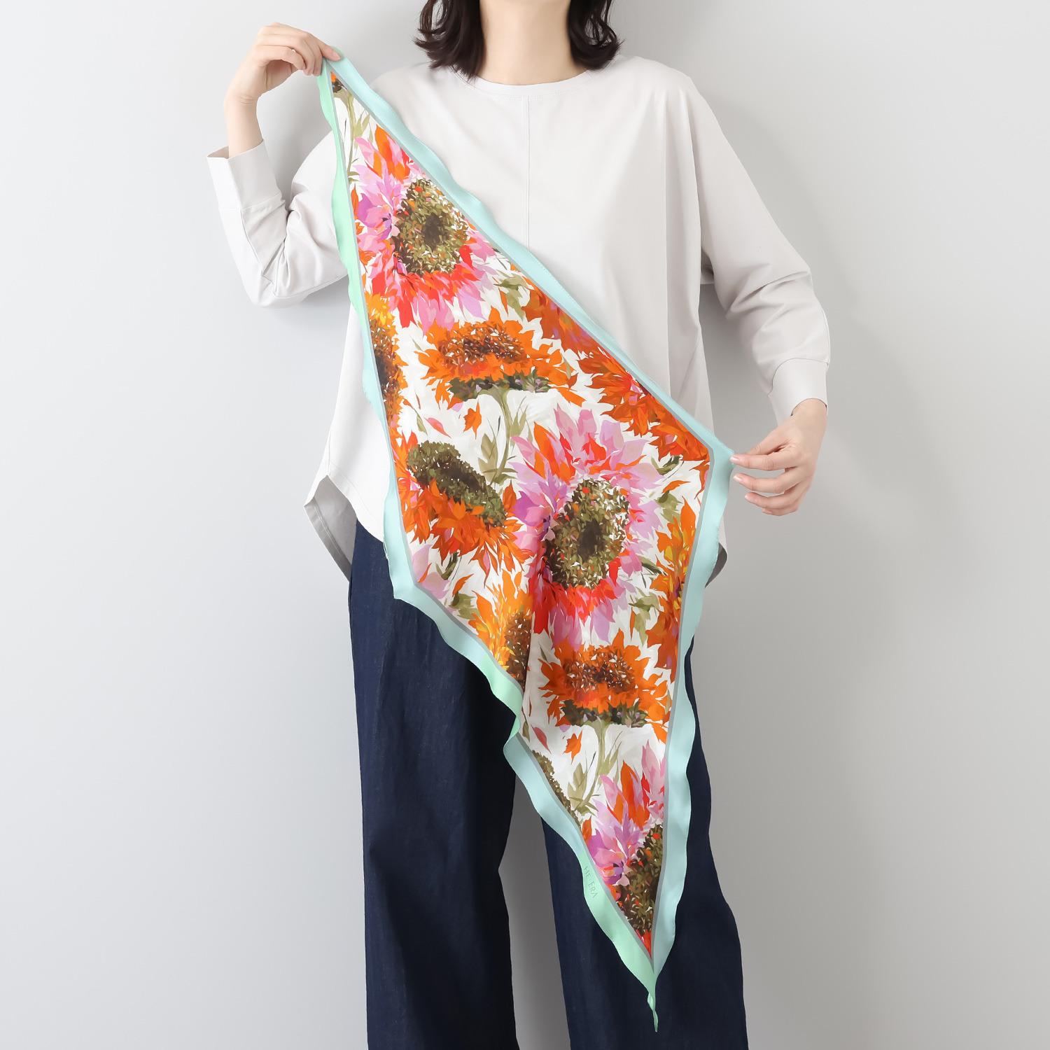 ヘ・エラ シルク１００％ 簡単・おしゃれ アレンジ幅が広がる！ 菱形スカーフ