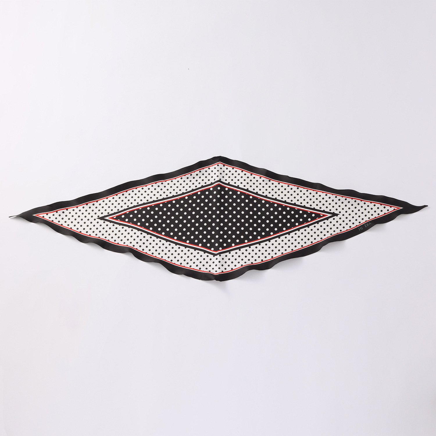 ヘ・エラ シルク１００％ 簡単・おしゃれ アレンジ幅が広がる！ 菱形スカーフ