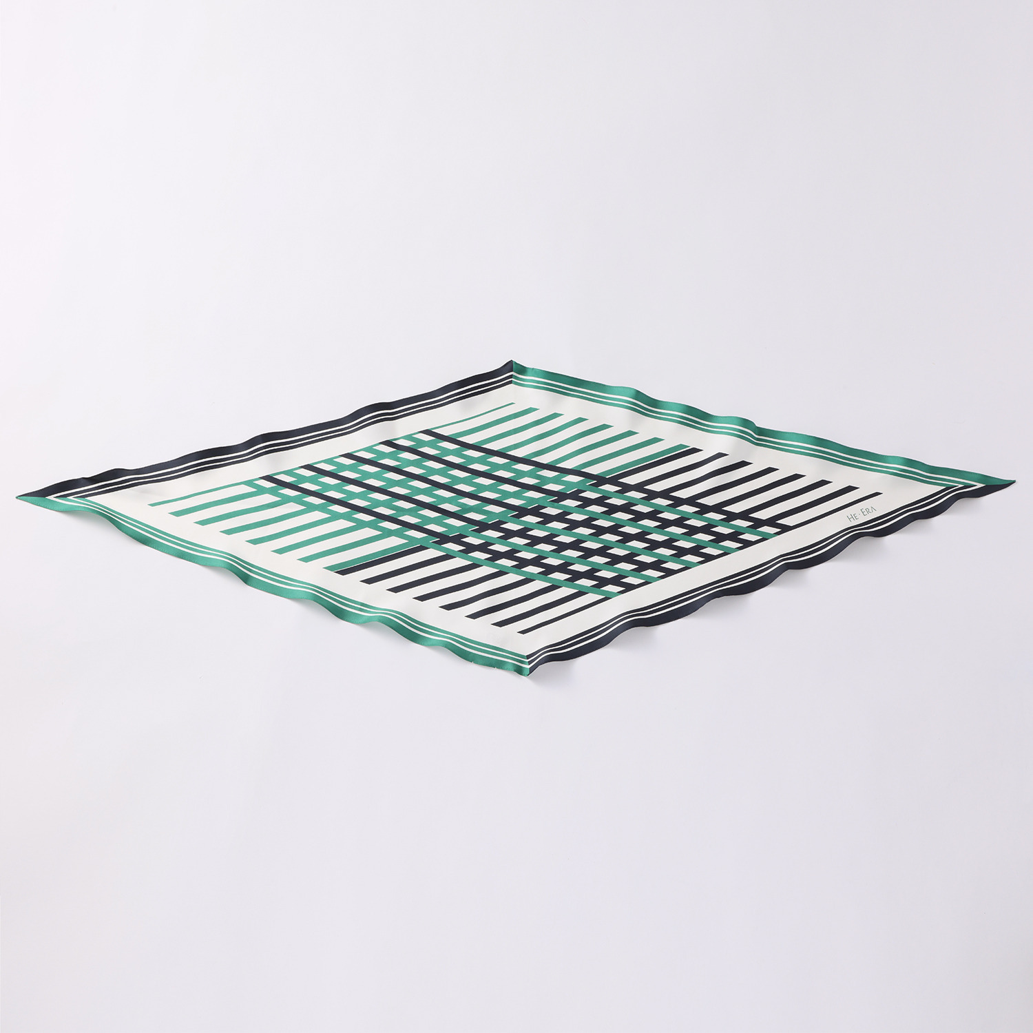 ヘ・エラ シルク１００％ 簡単・おしゃれ アレンジ幅が広がる！ 菱形スカーフ