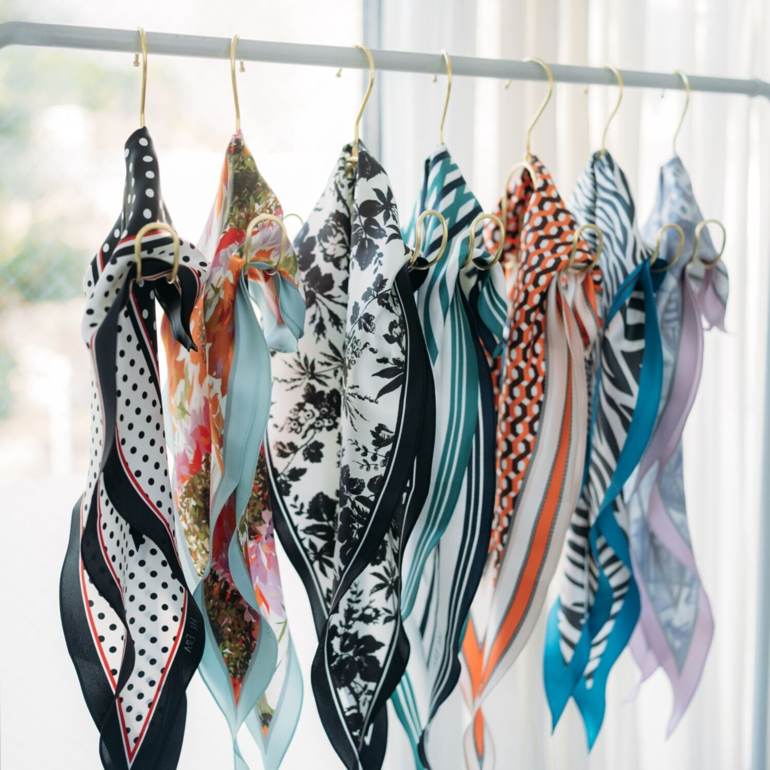 ヘ・エラ シルク１００％ 簡単・おしゃれ アレンジ幅が広がる！ 菱形スカーフ