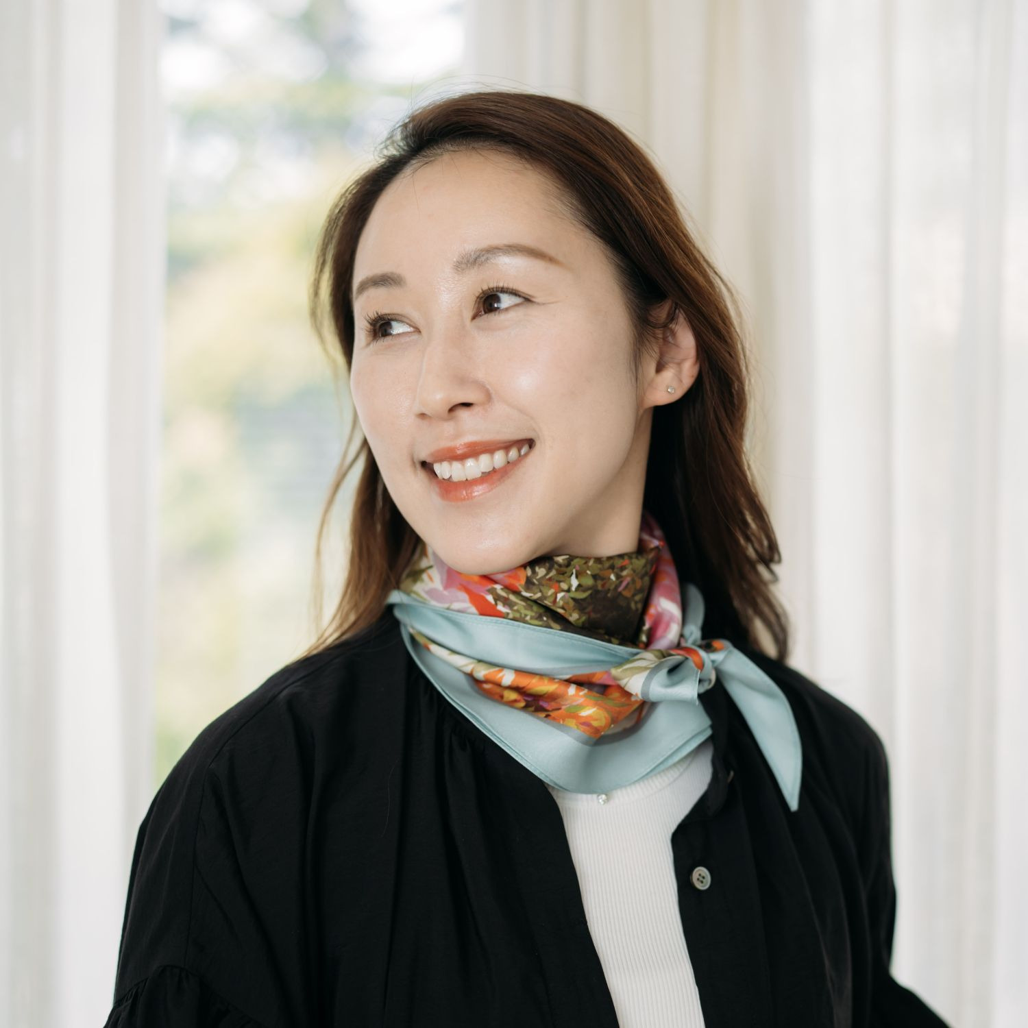 ヘ・エラ シルク１００％ 簡単・おしゃれ アレンジ幅が広がる！ 菱形スカーフ