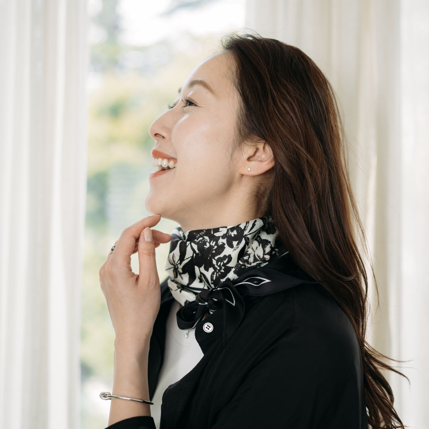 ヘ・エラ シルク１００％ 簡単・おしゃれ アレンジ幅が広がる！ 菱形スカーフ