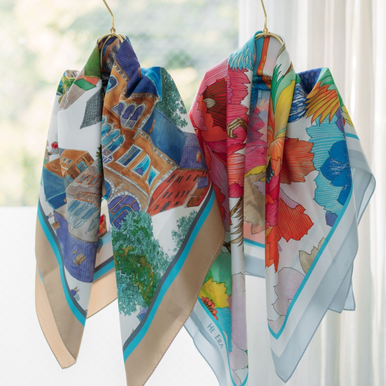 ヘ・エラ シルク１００％ 彩りがあなたを包む スクエア大判スカーフ