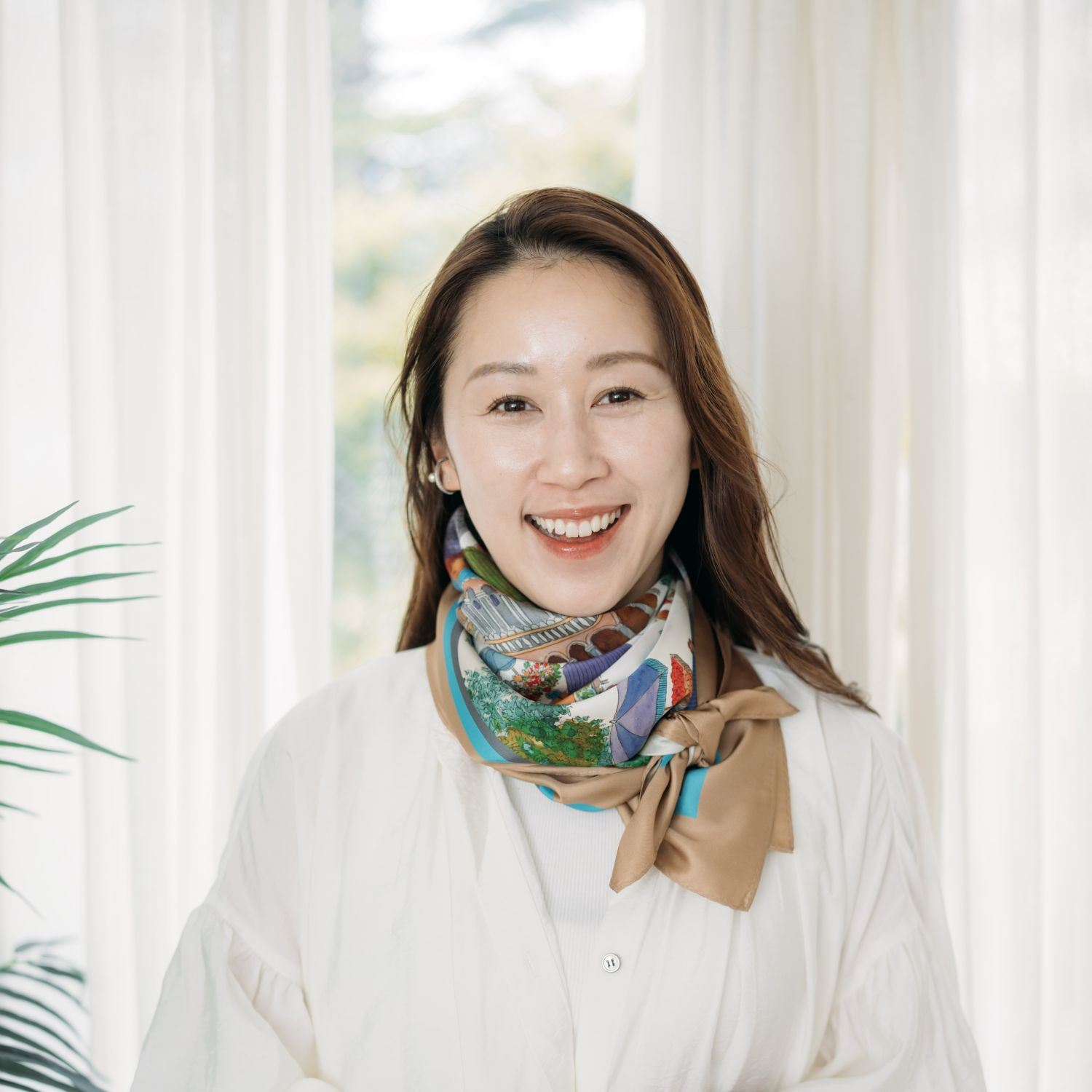 ヘ・エラ シルク１００％ 彩りがあなたを包む スクエア大判スカーフ