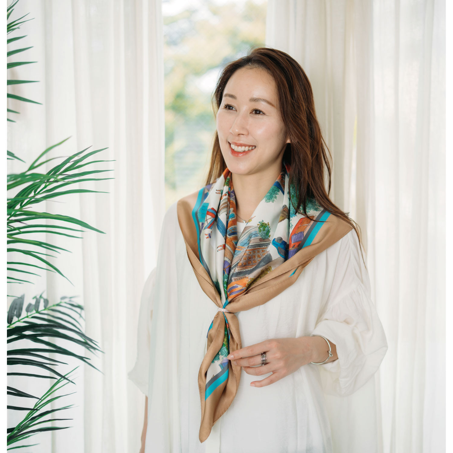 ヘ・エラ シルク１００％ 彩りがあなたを包む スクエア大判スカーフ