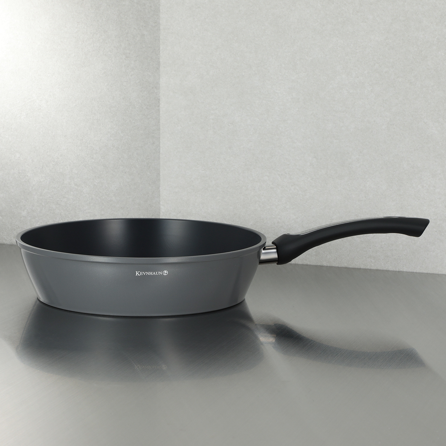 常識をくつがえす！ 内側ノンコーティングで 強火調理・金属ヘラＯＫ！ プラズマプロフライパン ２６ｃｍ蓋付