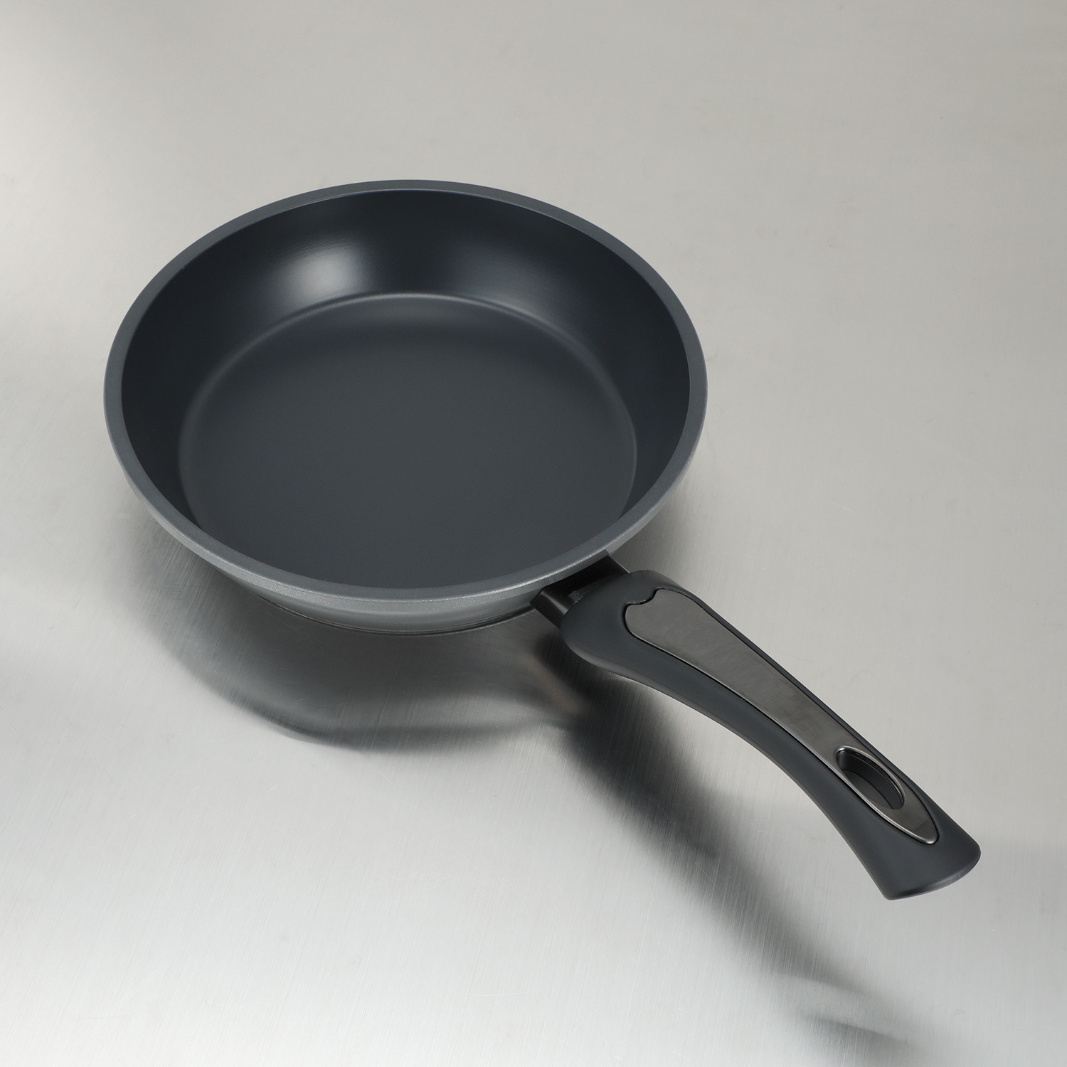 常識をくつがえす！ 内側ノンコーティングで 金属ヘラＯＫ！ プラズマプロフライパン ２０ｃｍ
