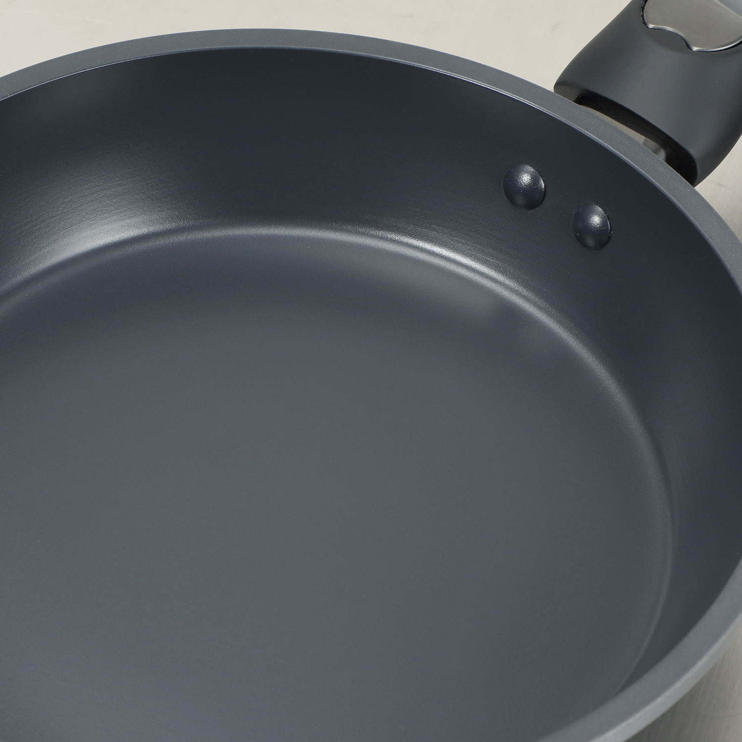 常識をくつがえす！ 内側ノンコーティングで 金属ヘラＯＫ！ プラズマプロフライパン ２０ｃｍ