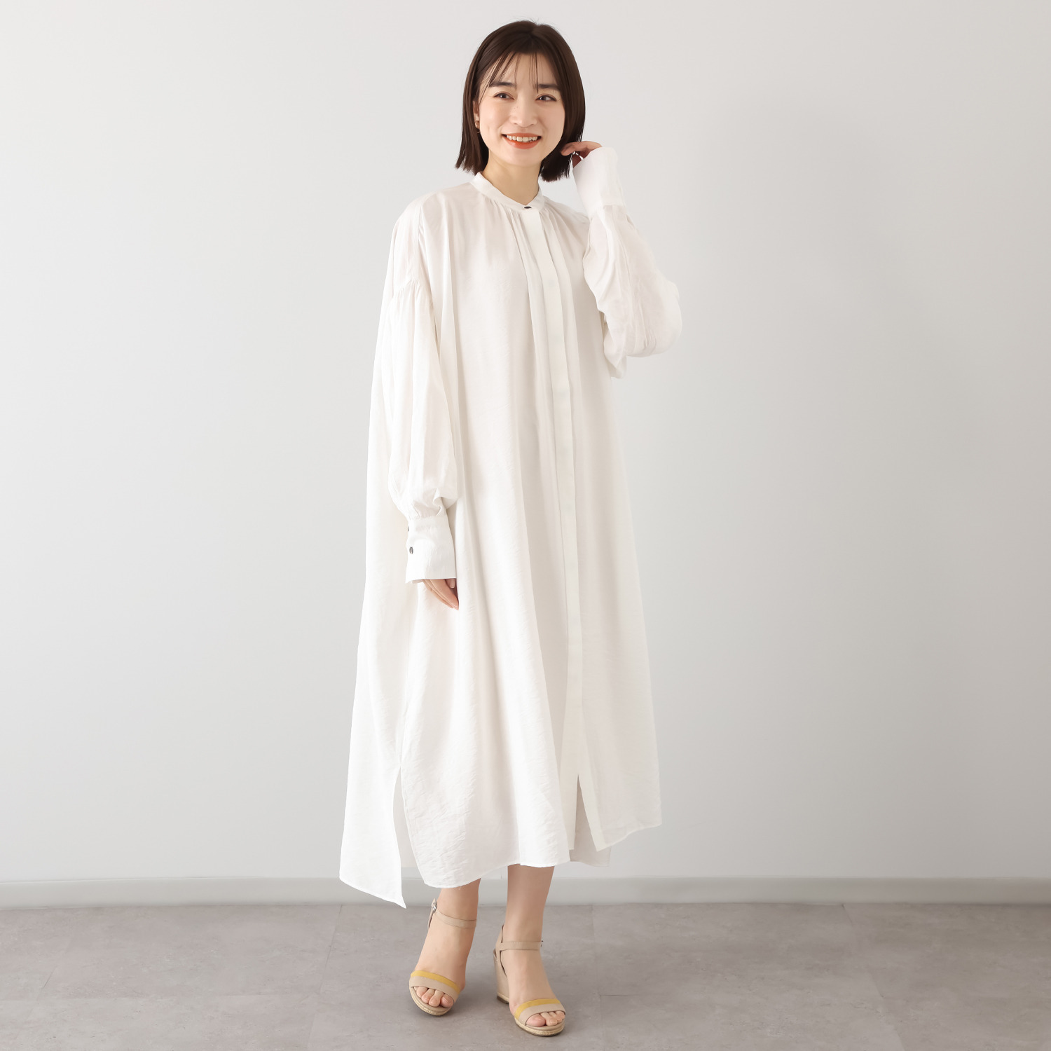 ヘ・エラ 大人のおしゃれで細見え ギャザーたっぷり バンドカラーワンピース