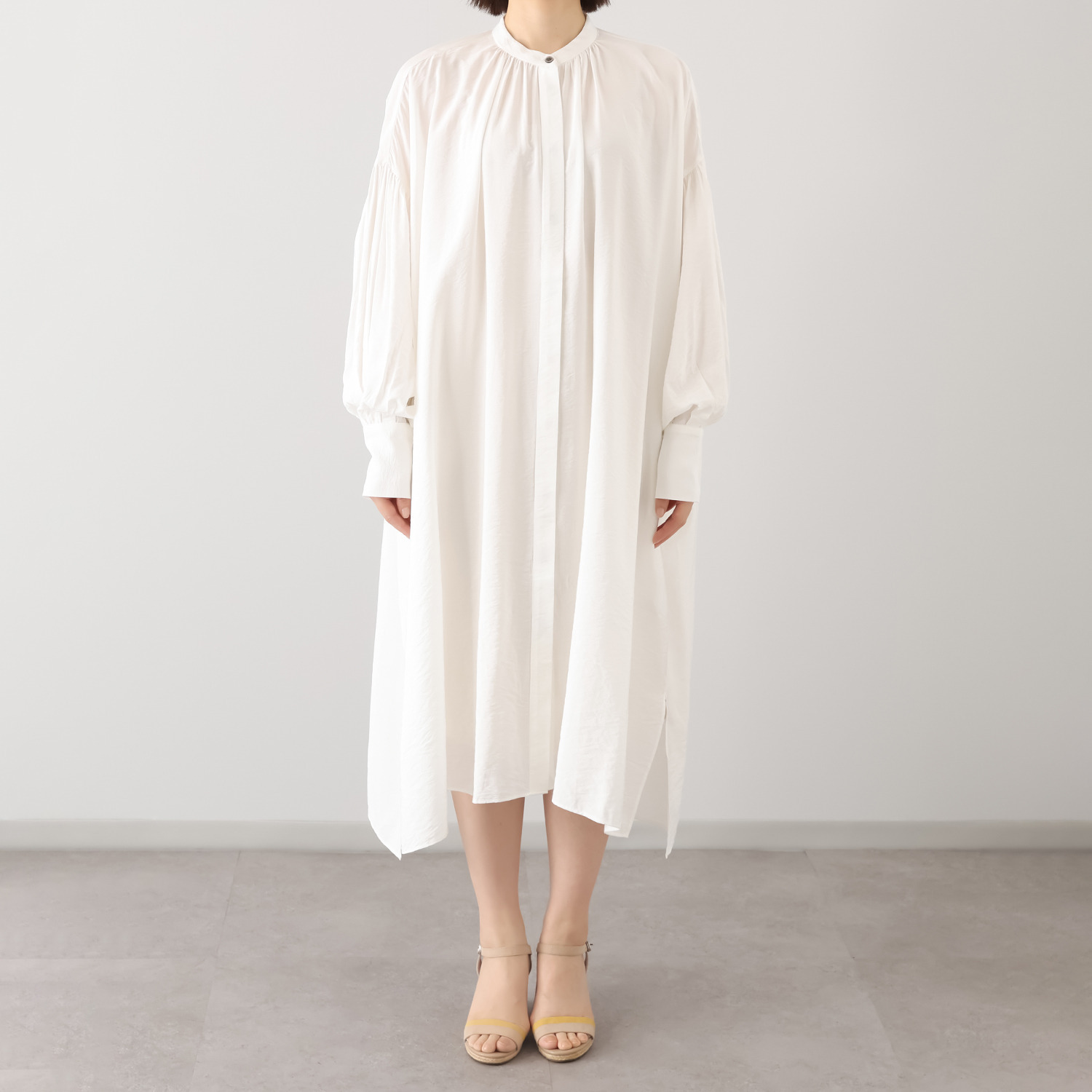 ヘ・エラ 大人のおしゃれで細見え ギャザーたっぷり バンドカラーワンピース